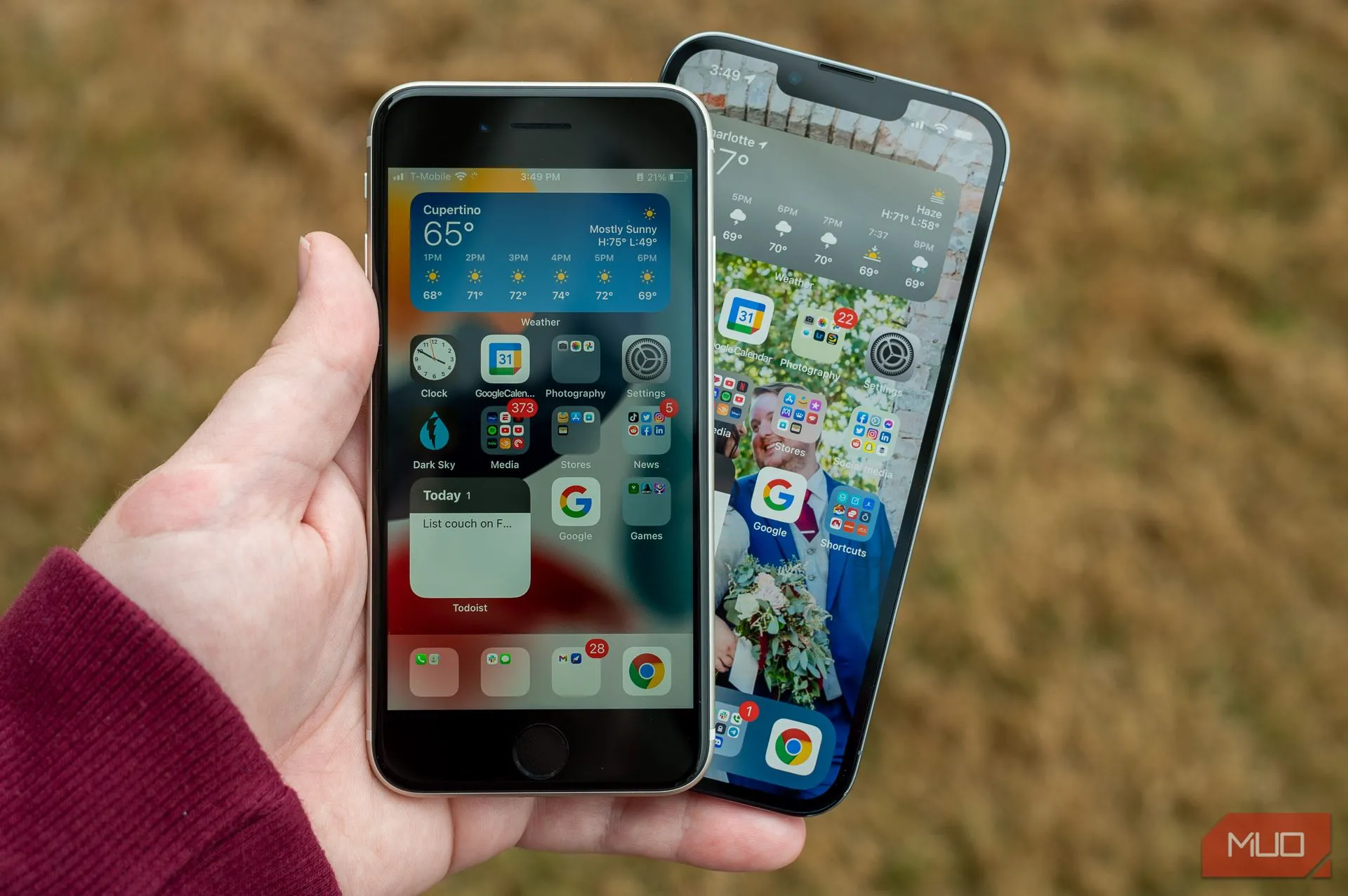 Điện thoại iPhone SE 2022 với thiết kế nút Home truyền thống màu đen đặt trên bàn làm việc