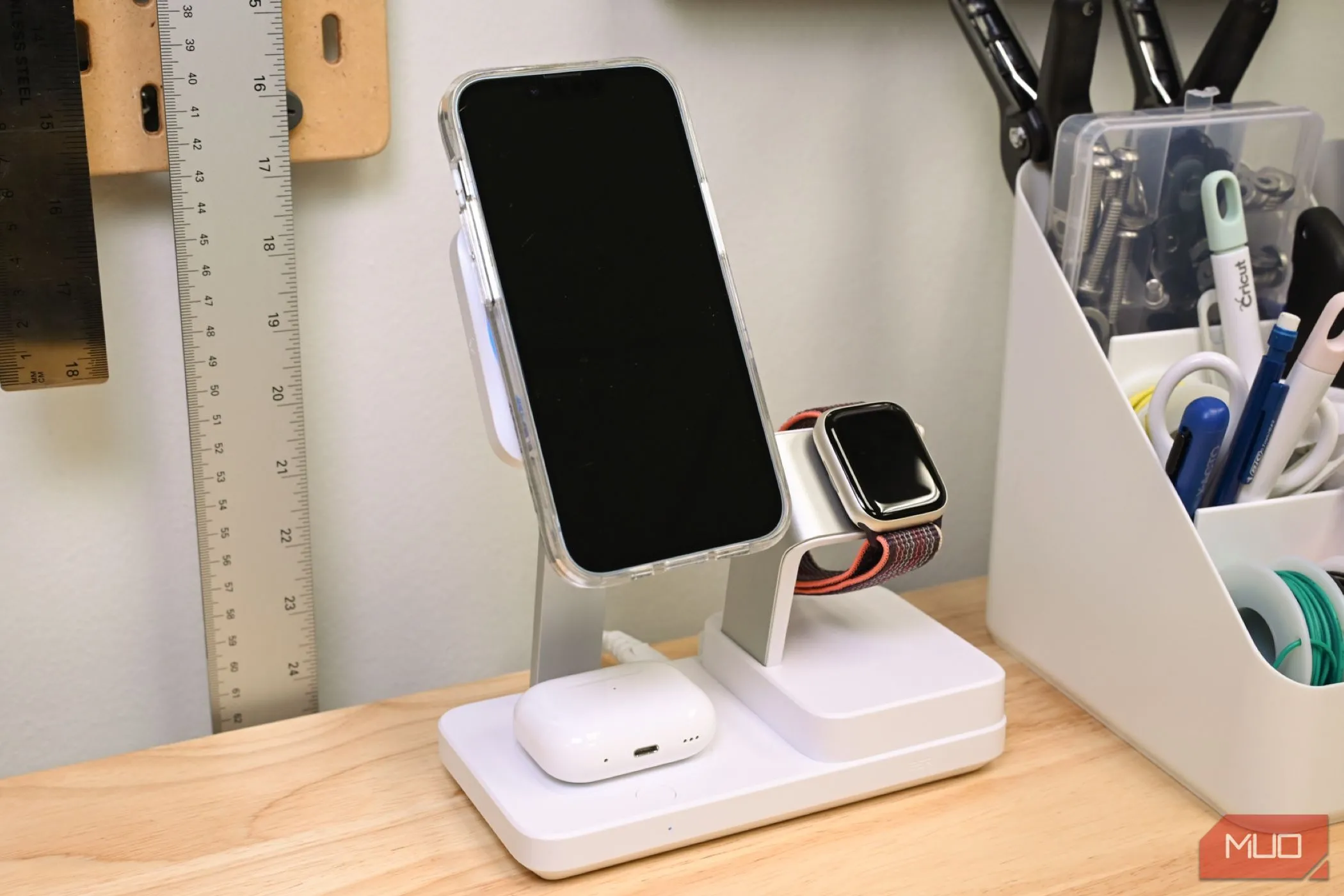 Điện thoại iPhone, tai nghe AirPods và Apple Watch đang sạc trên đế sạc đa năng ESR 100W