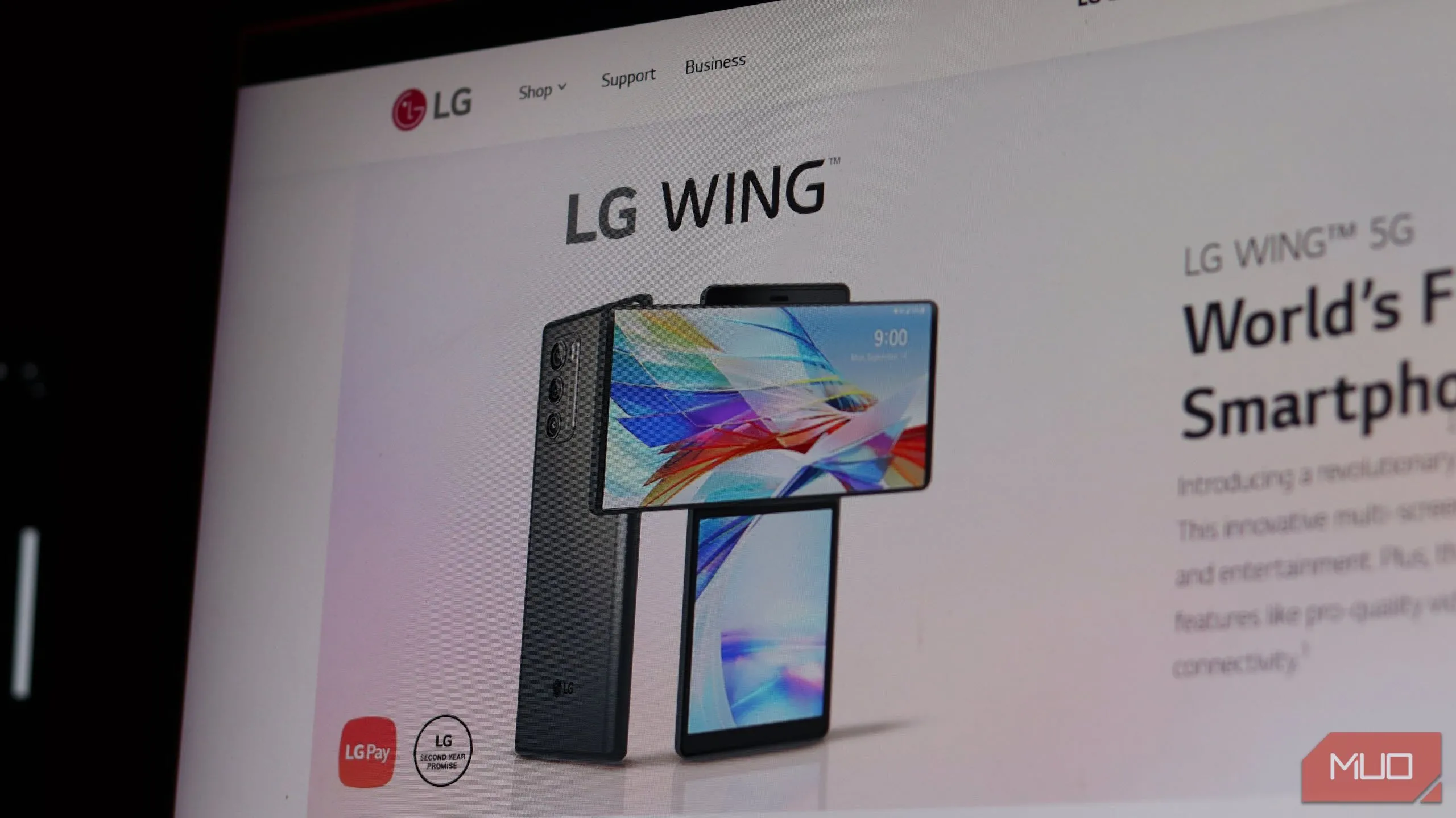 Điện thoại LG Wing với màn hình xoay độc đáo và logo LG, minh họa cho việc ngừng hỗ trợ cập nhật phần mềm.