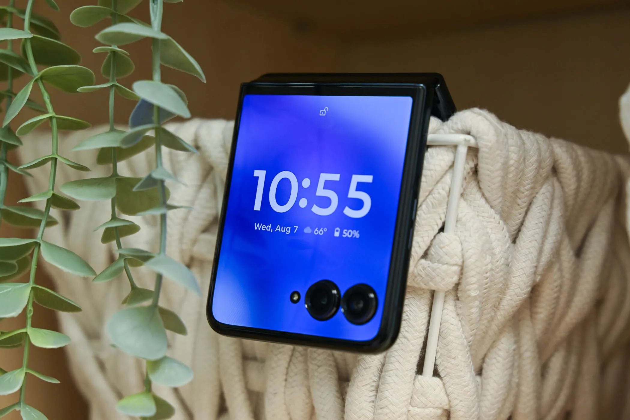 Điện thoại Motorola Razr+ gập lại với màn hình phụ lớn đang hiển thị nội dung, tiện lợi cho các tác vụ nhanh