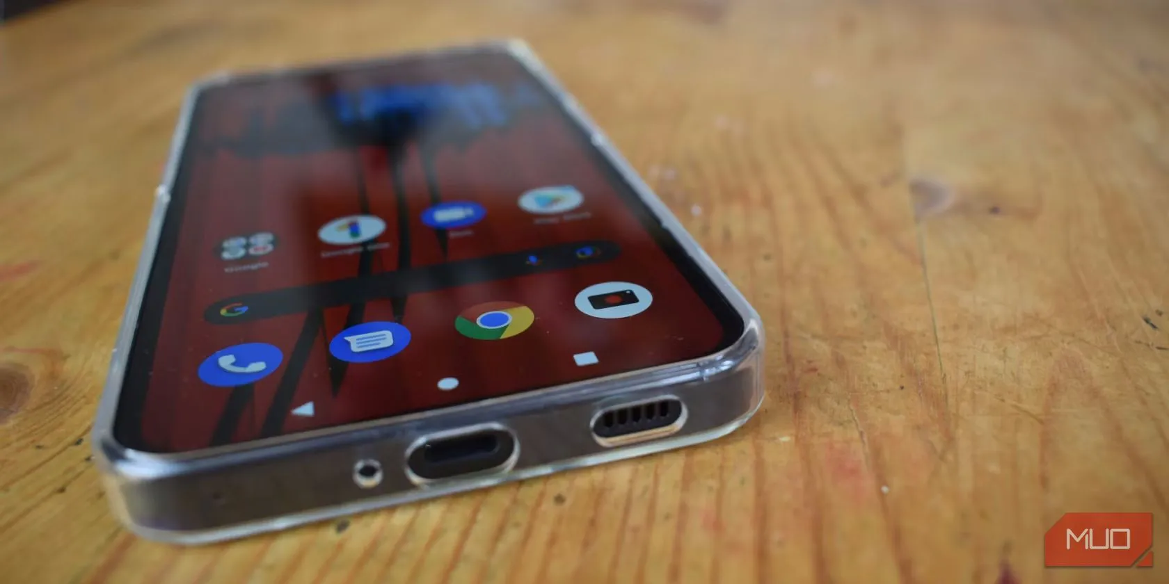 Điện thoại Nothing Phone 1 với cổng sạc được bảo vệ bởi nút chặn bụi
