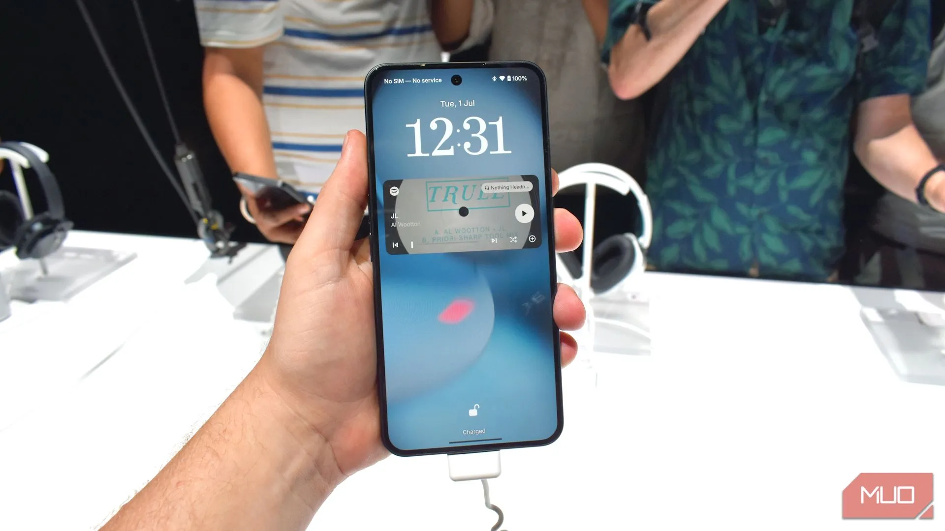 Điện thoại Nothing Phone 3 với màn hình hiển thị trực diện, cầm trên tay.