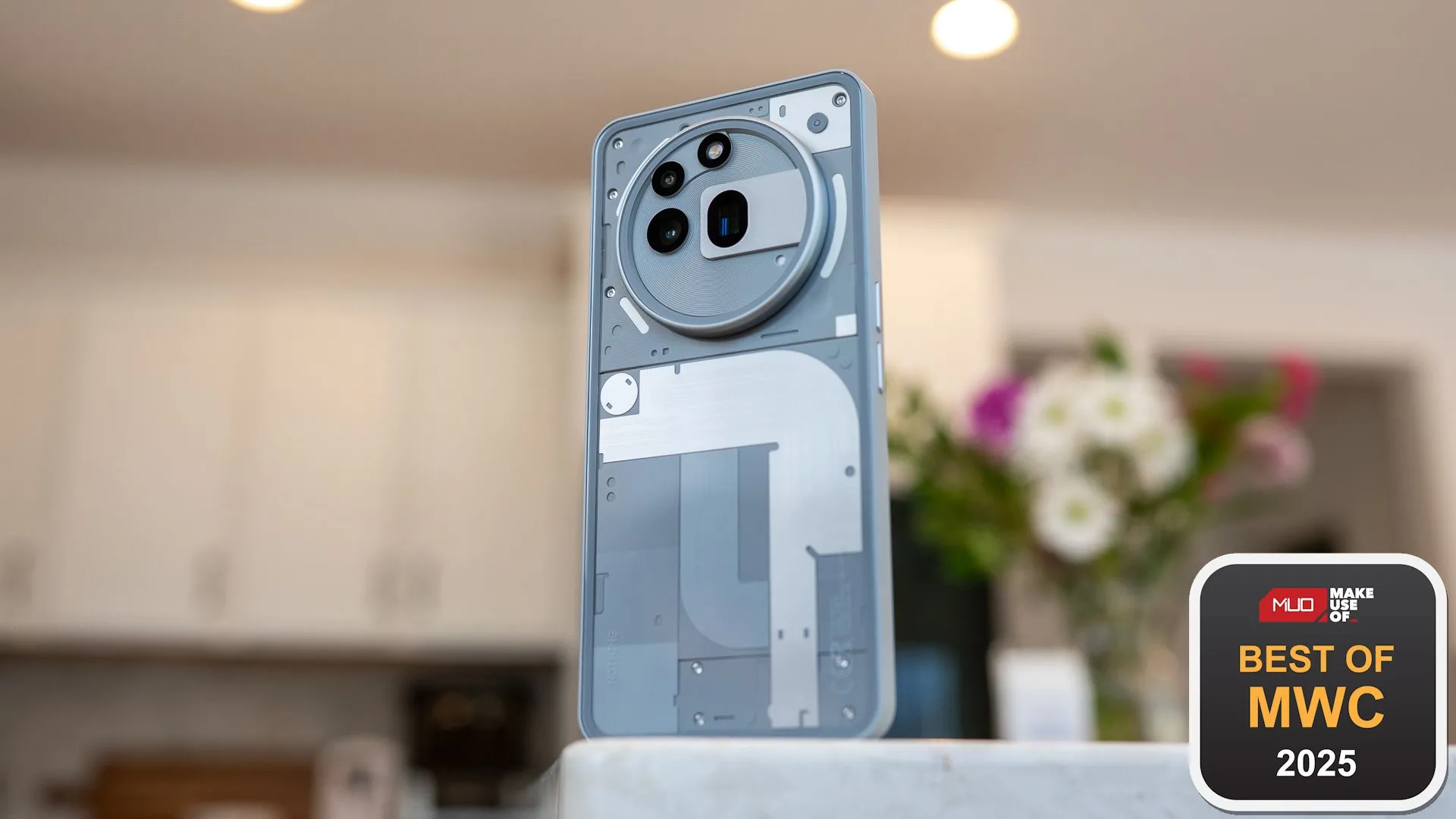 Điện thoại Nothing Phone (3a) Pro với thiết kế trong suốt và giao diện Glyph Interface độc đáo tại MWC 2025