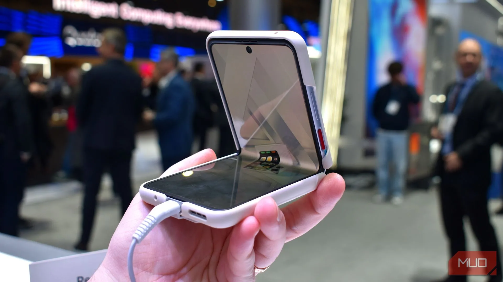 Điện thoại Nubia Flip 2 đang mở một nửa tại MWC 2025, minh họa tình trạng giật lag khi bật chế độ tiết kiệm pin.