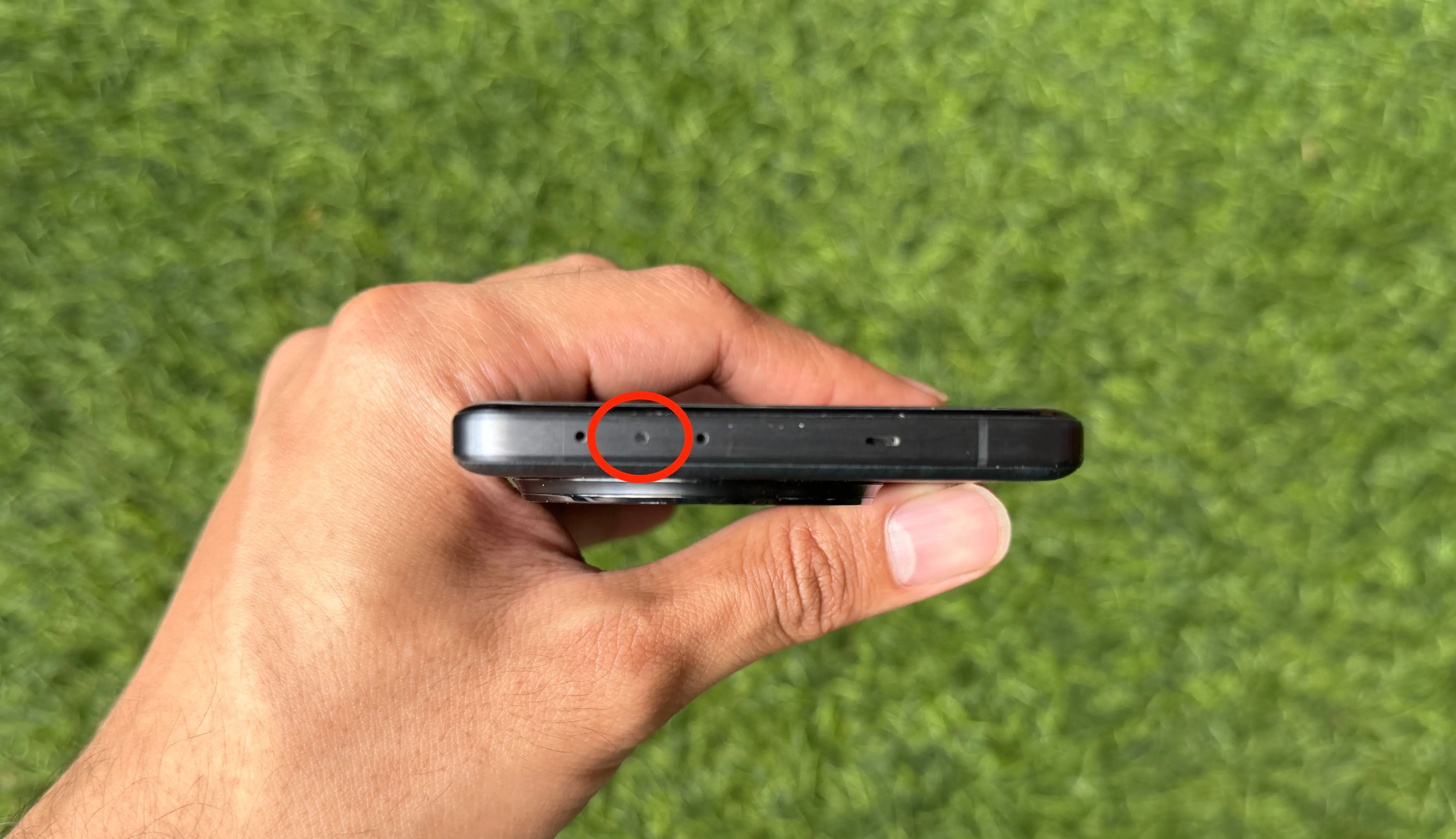 Điện thoại OnePlus 13 với cổng hồng ngoại (IR Blaster) trên cạnh trên