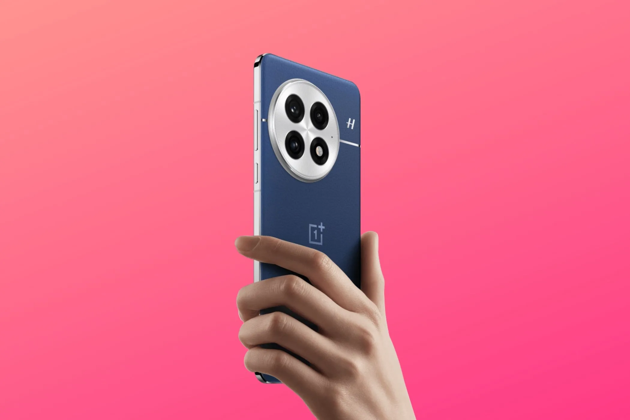 Điện thoại OnePlus 13 với thiết kế mới và màn hình phẳng trong ảnh render