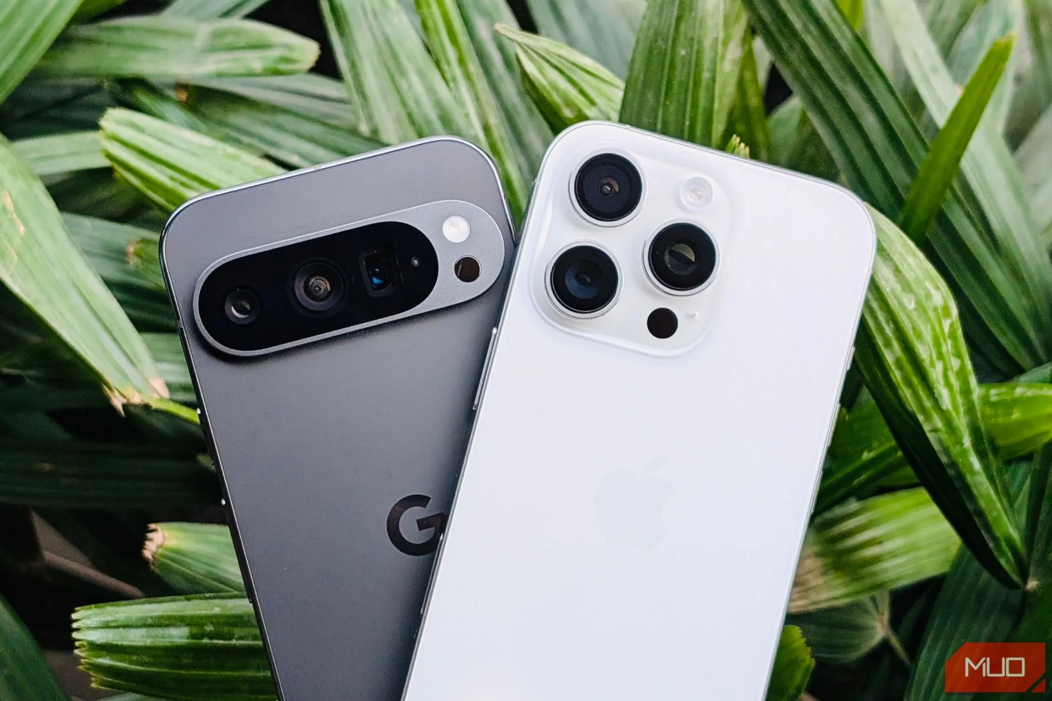 Điện thoại Pixel 9 Pro và iPhone 16 Pro đặt cạnh nhau, minh họa sự khác biệt về hệ sinh thái phụ kiện