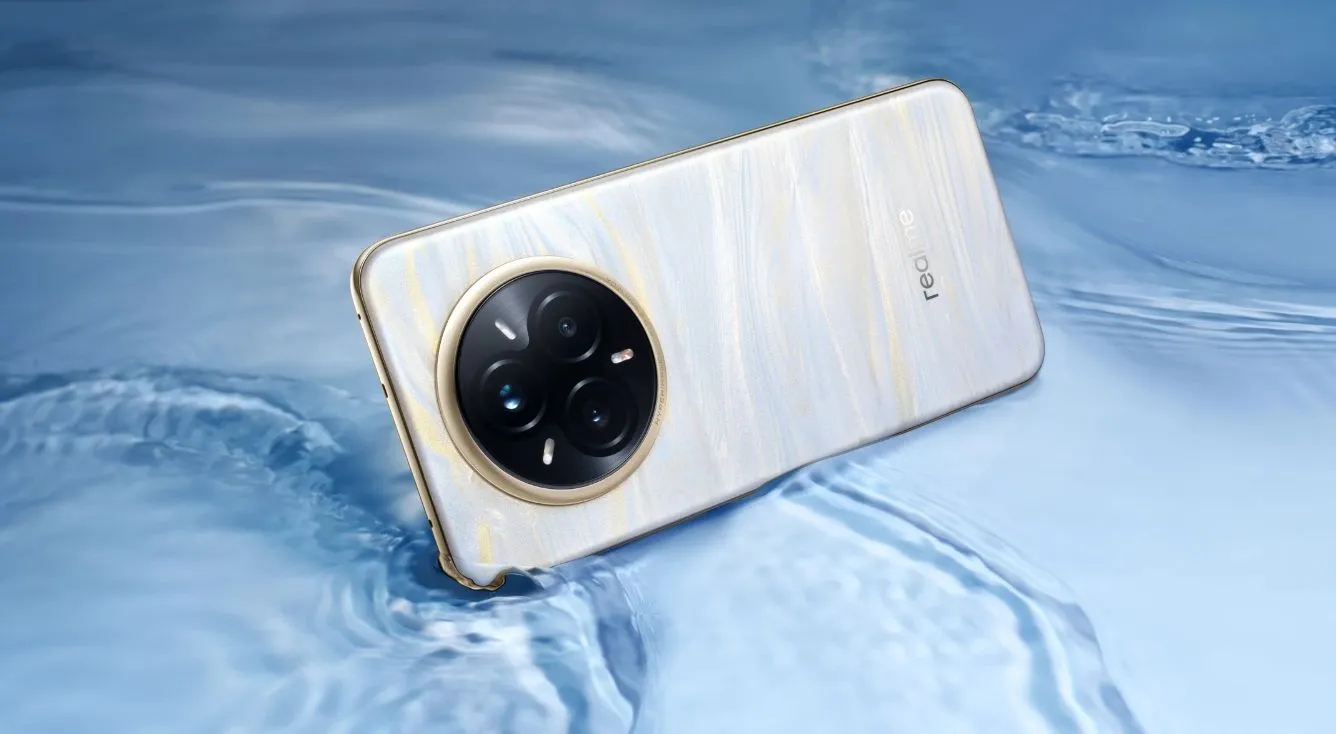 Điện thoại Realme 14 Pro Plus màu trắng đổi sang xanh lam khi gặp lạnh