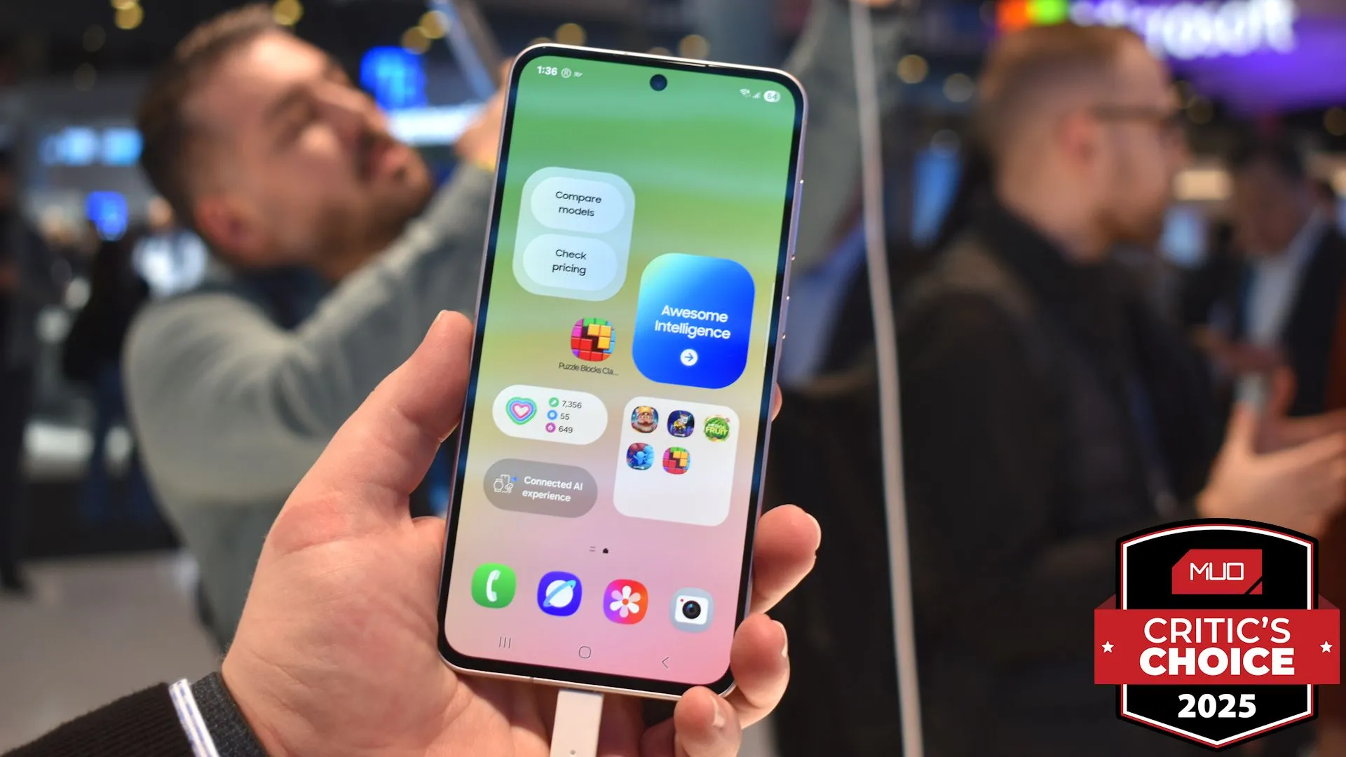 Điện thoại Samsung A56 nhìn từ mặt trước tại MWC 2025 với giải thưởng