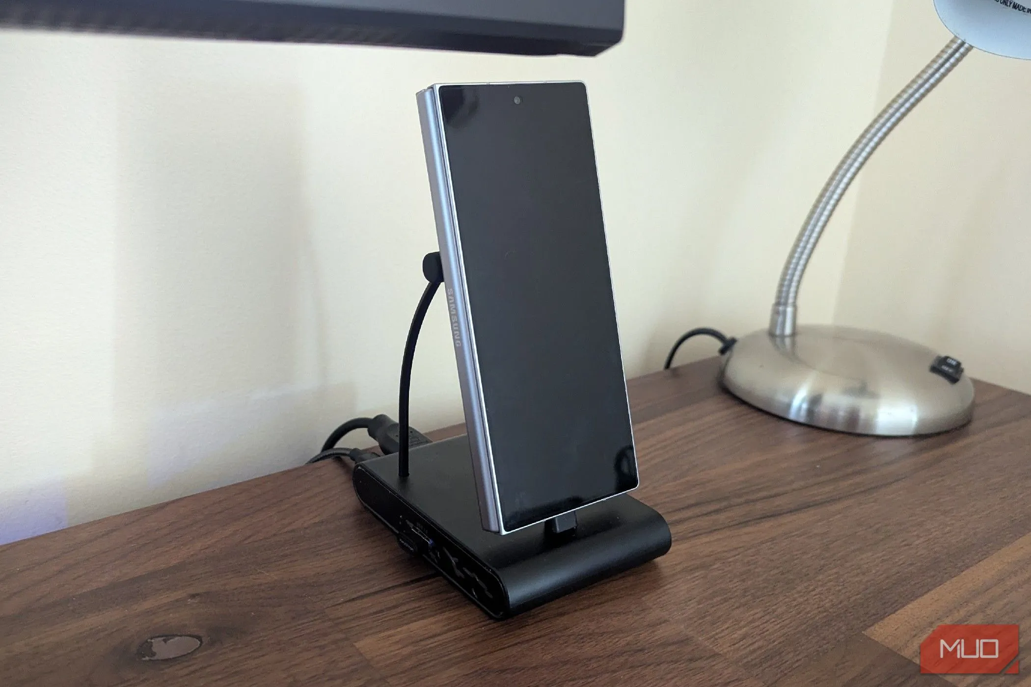 Điện thoại Samsung Galaxy Z Fold 6 đặt trên dock sạc USB-C thẳng đứng, biến smartphone thành PC.