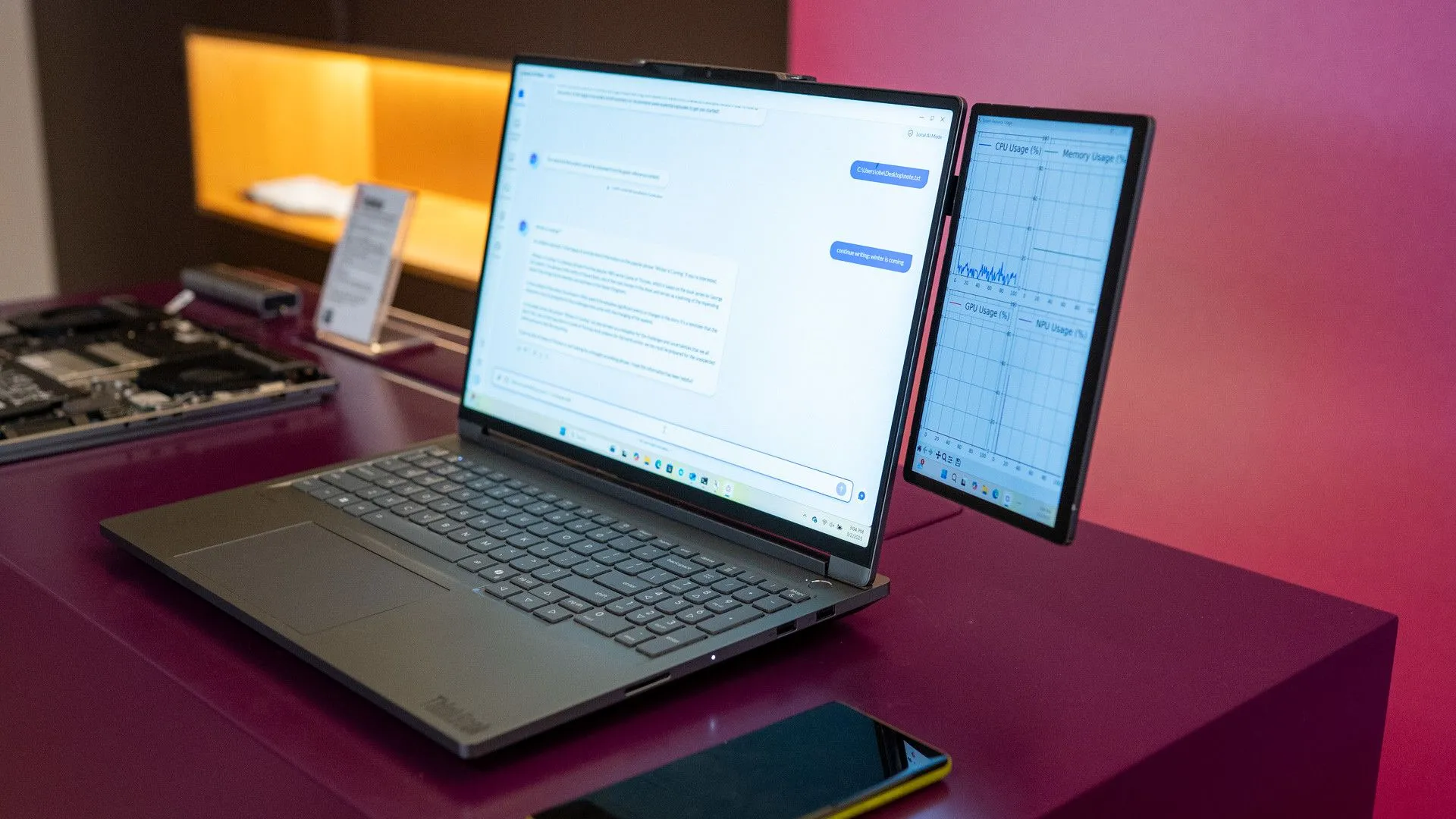Điện thoại Samsung kết nối với laptop qua cáp USB-C, hiển thị màn hình mở rộng nhờ ứng dụng GlideX, minh họa tính năng màn hình thứ hai.