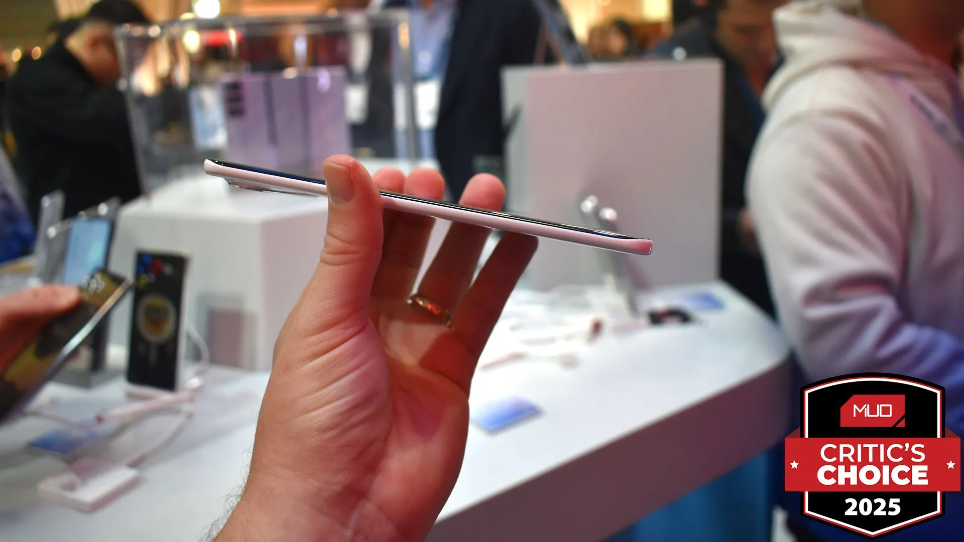 Điện thoại Tecno Spark Slim siêu mỏng nhìn từ cạnh bên tại MWC 2025 với giải thưởng thiết kế
