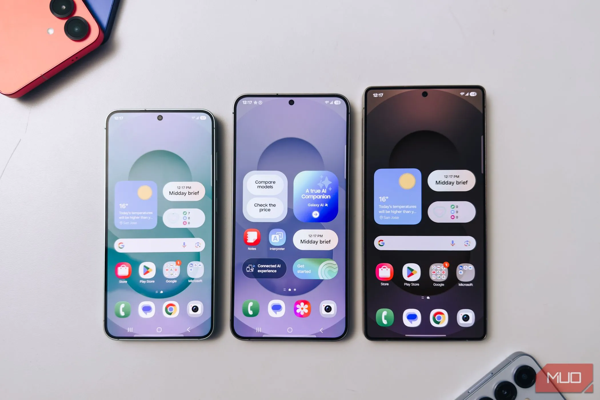 Dòng điện thoại Samsung Galaxy S25 được đặt trên bàn trắng, màn hình đang bật, thể hiện sự khác biệt về trải nghiệm phần mềm giữa One UI tiêu chuẩn và One UI Core trên các thiết bị Galaxy.