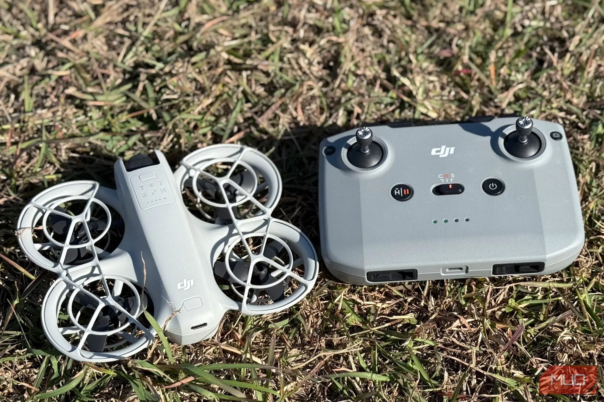 Drone DJI Neo đặt cạnh bộ điều khiển từ xa DJI RC-N3, minh họa khả năng kết nối và điều khiển nâng cao cho trải nghiệm bay chuyên nghiệp hơn