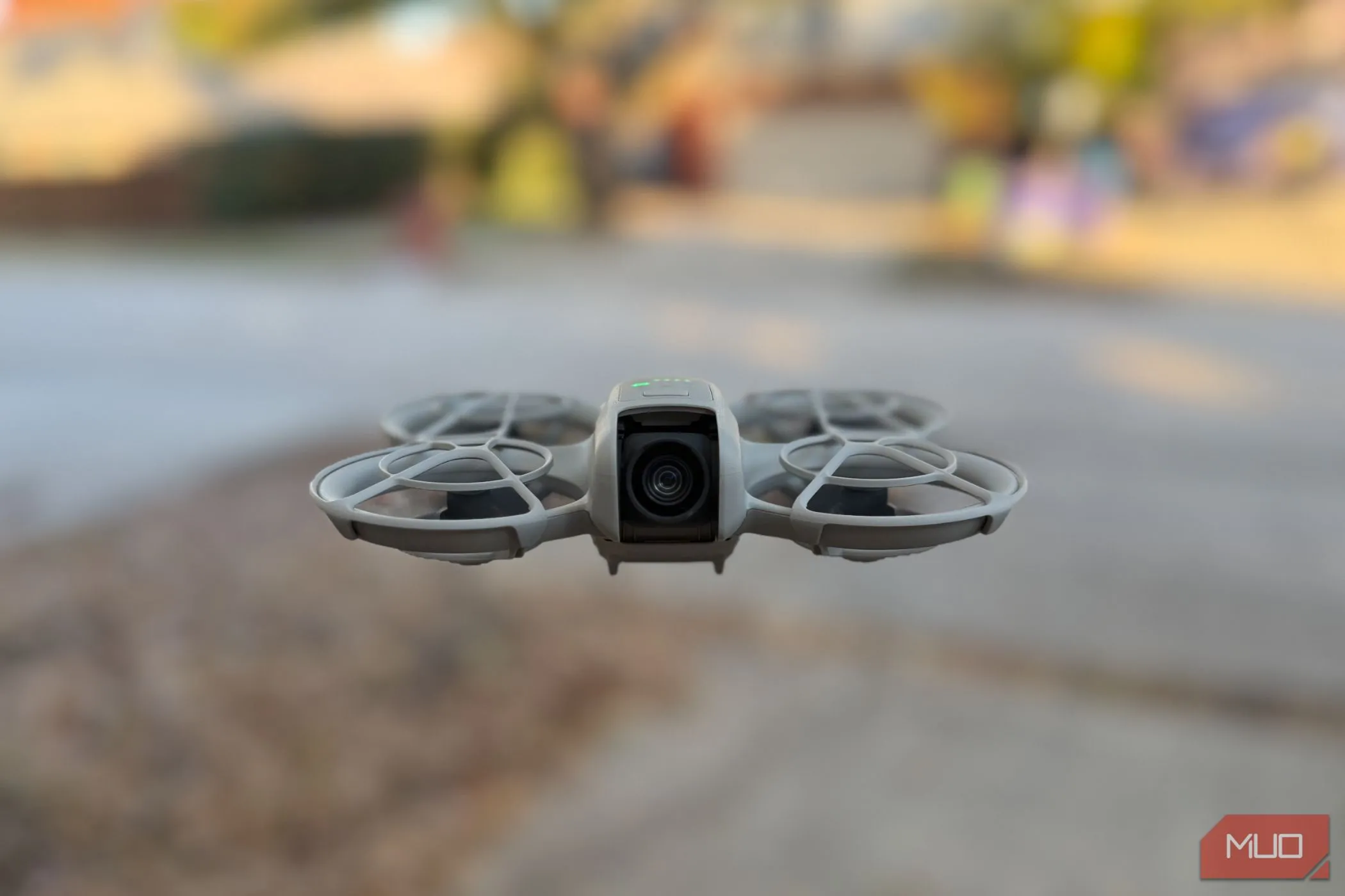 Flycam DJI Neo đang bay lượn trên không trung, cho thấy khả năng hoạt động ổn định và linh hoạt của drone