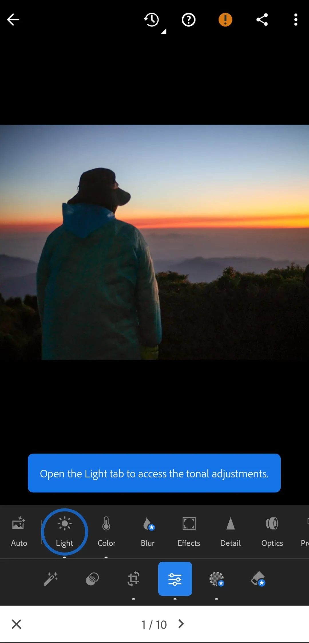 Giao diện Adobe Lightroom Mobile với các công cụ chỉnh sửa màu sắc và chi tiết chuyên nghiệp.