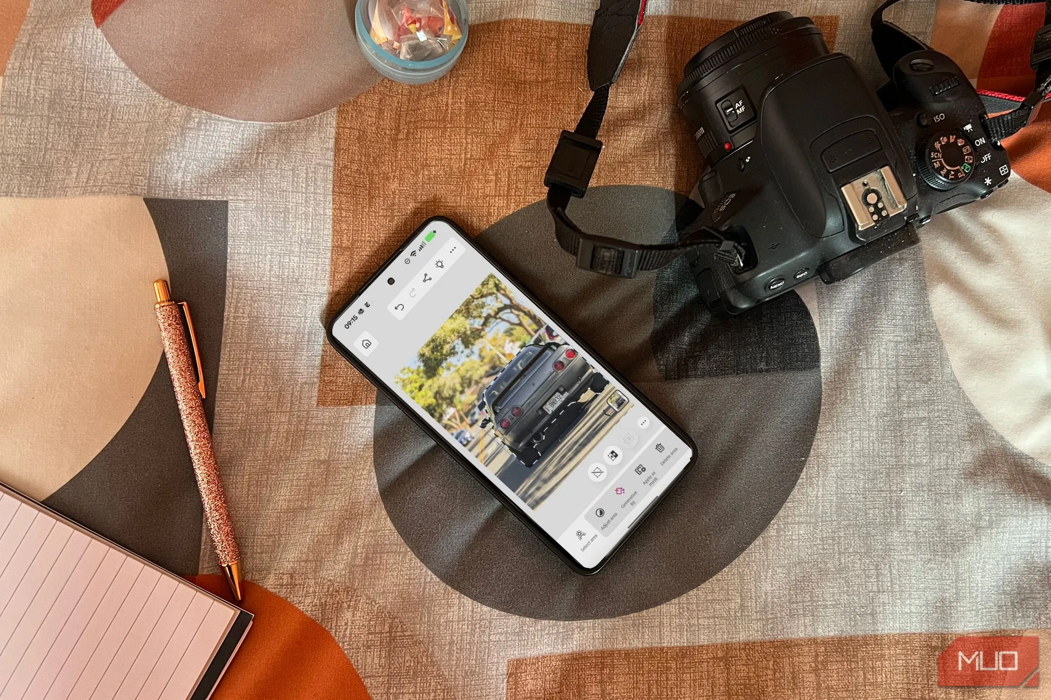 Giao diện Adobe Photoshop Beta trên điện thoại Android, có thể nhìn thấy một chiếc camera và sổ tay gần đó, minh họa khả năng sáng tạo di động.