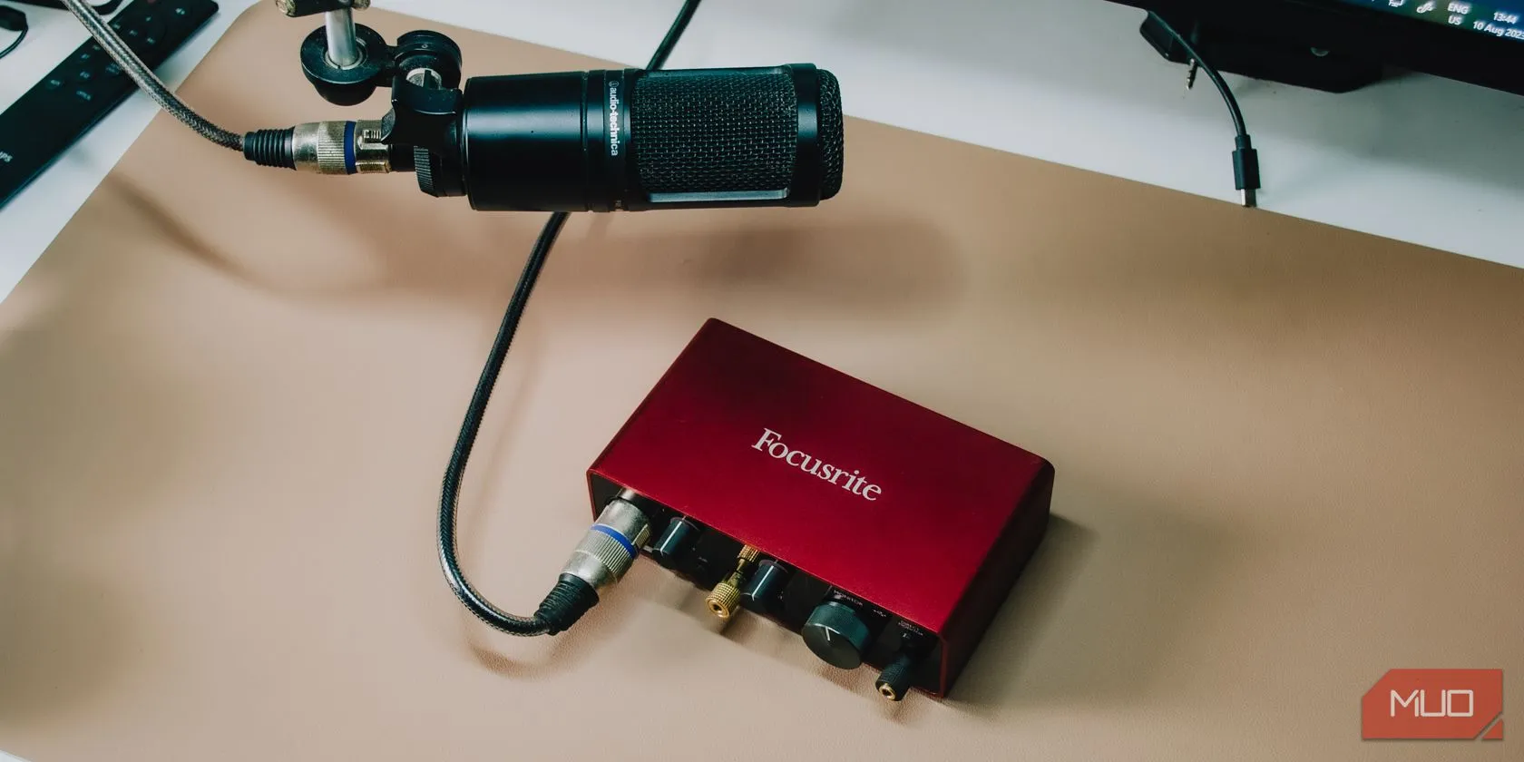 Giao diện âm thanh Focusrite Scarlett Solo với micro XLR được kết nối, minh họa sự phức tạp của thiết lập so với micro USB.