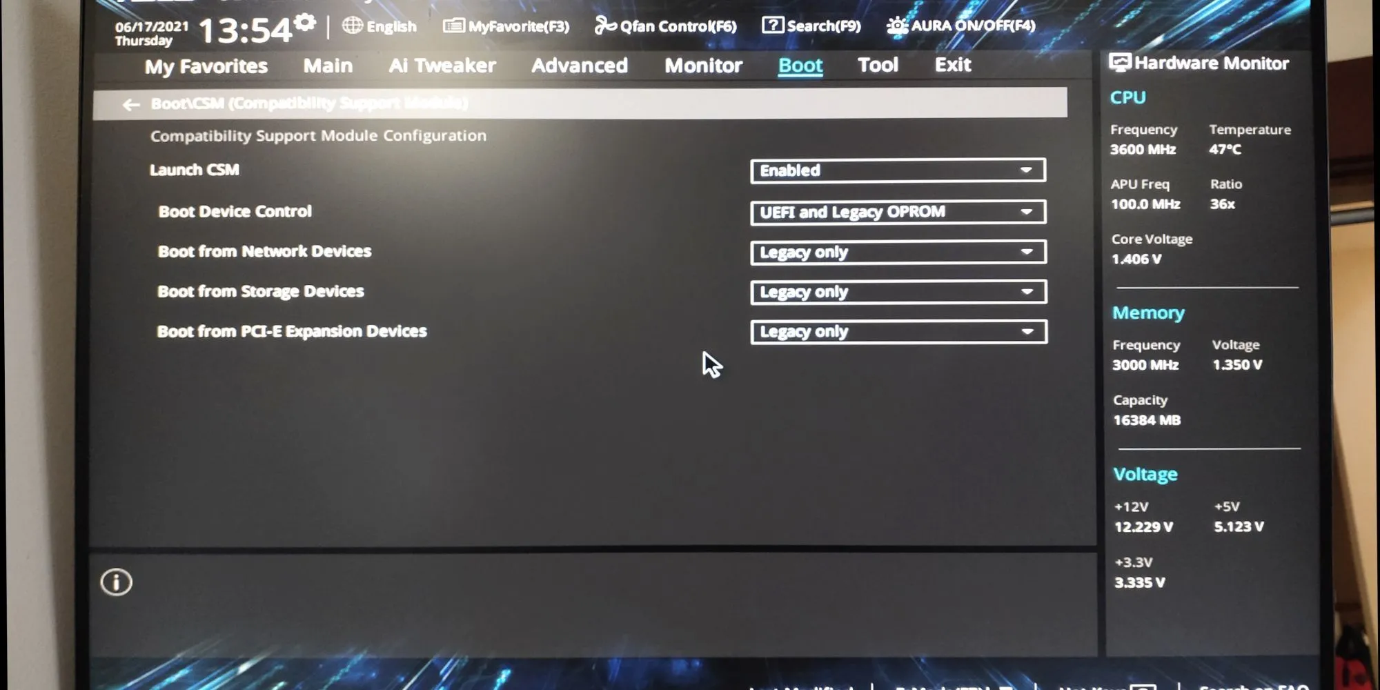 Giao diện BIOS/UEFI hiển thị cài đặt Compatibility Support Module (CSM) liên quan đến lỗi khởi động Windows 10.