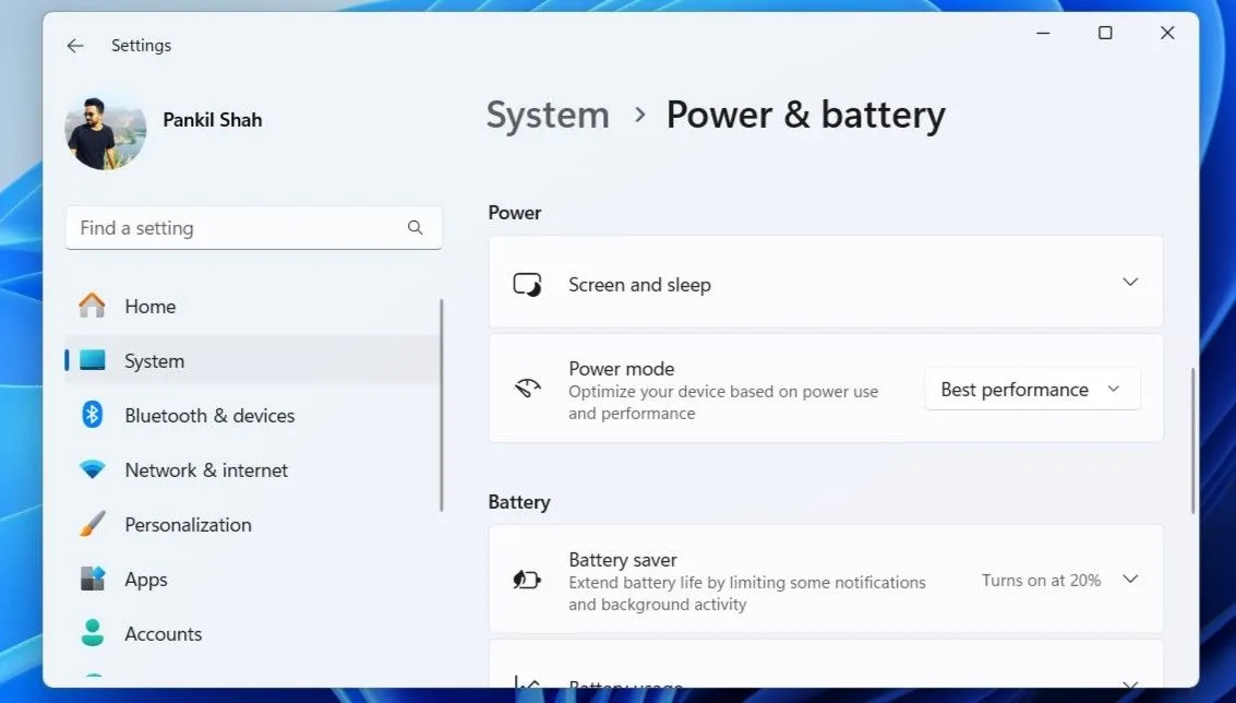 Giao diện cài đặt Nguồn &amp; Pin trong ứng dụng Cài đặt của Windows 11, với tùy chọn chế độ nguồn được đặt là Hiệu suất tối đa