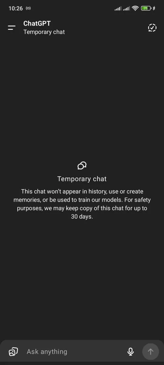 Giao diện chat tạm thời của ứng dụng di động ChatGPT với các nút hành động nhanh.