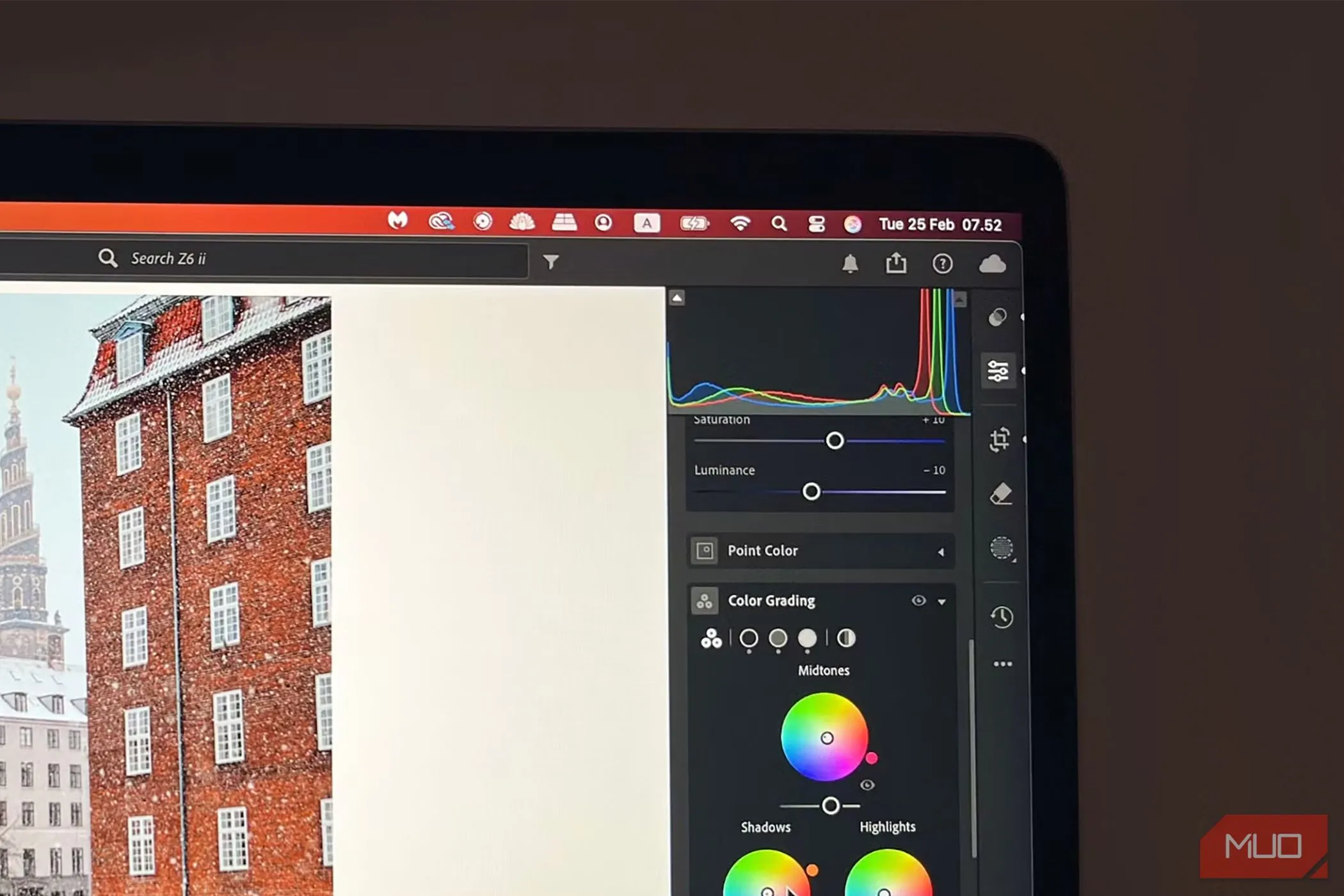Giao diện chỉnh sửa ảnh chuyên nghiệp trên Adobe Lightroom, minh họa khả năng điều chỉnh màu sắc và chi tiết ảnh RAW.