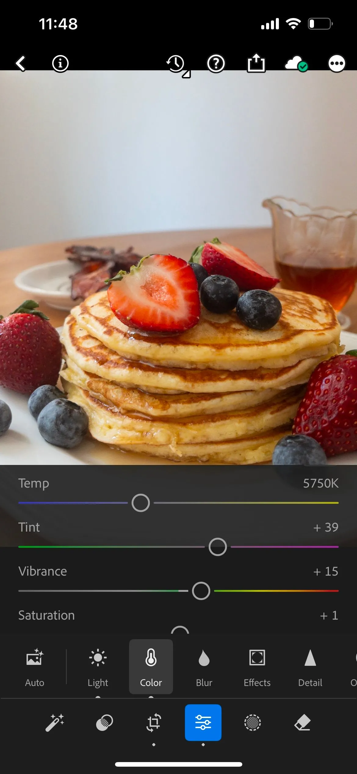 Giao diện chỉnh sửa màu sắc trong ứng dụng Lightroom Mobile