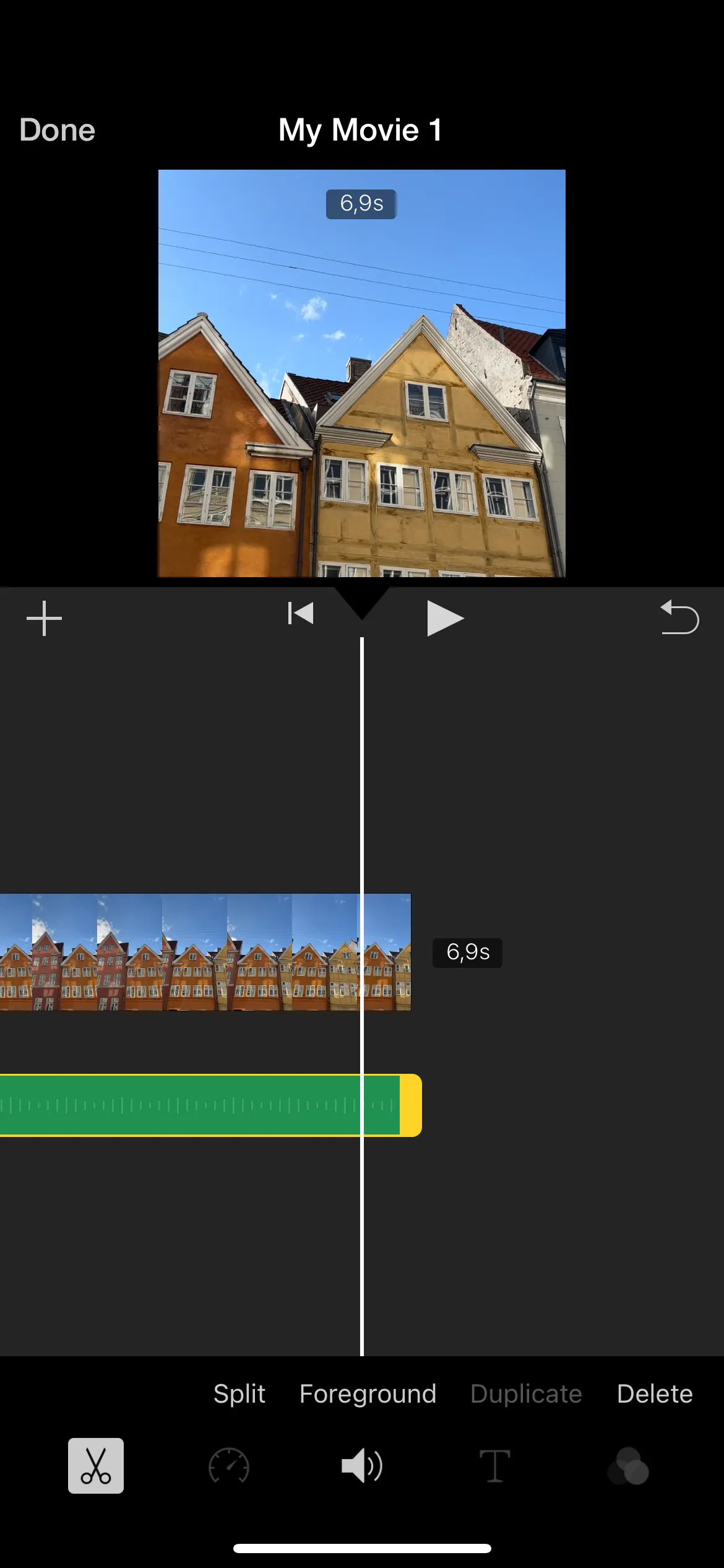Giao diện chỉnh sửa video trong ứng dụng iMovie trên iPhone, cho phép cắt ghép và thêm hiệu ứng
