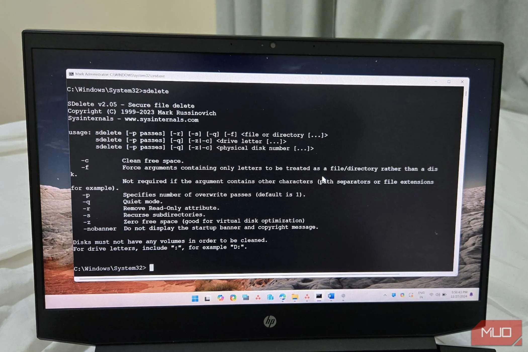 Giao diện Command Prompt đang mở trên một chiếc laptop HP Pavilion, thể hiện việc sử dụng dòng lệnh trong Windows