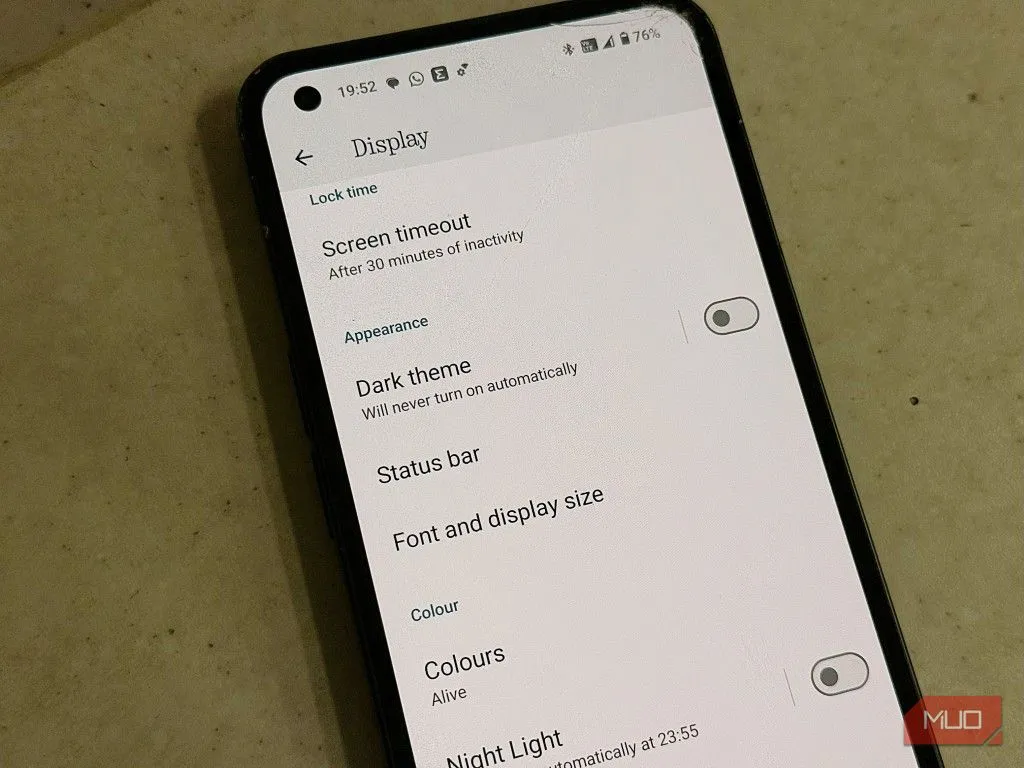 Giao diện điện thoại Android ở chế độ sáng (light mode) với nền trắng và các biểu tượng ứng dụng màu sắc.