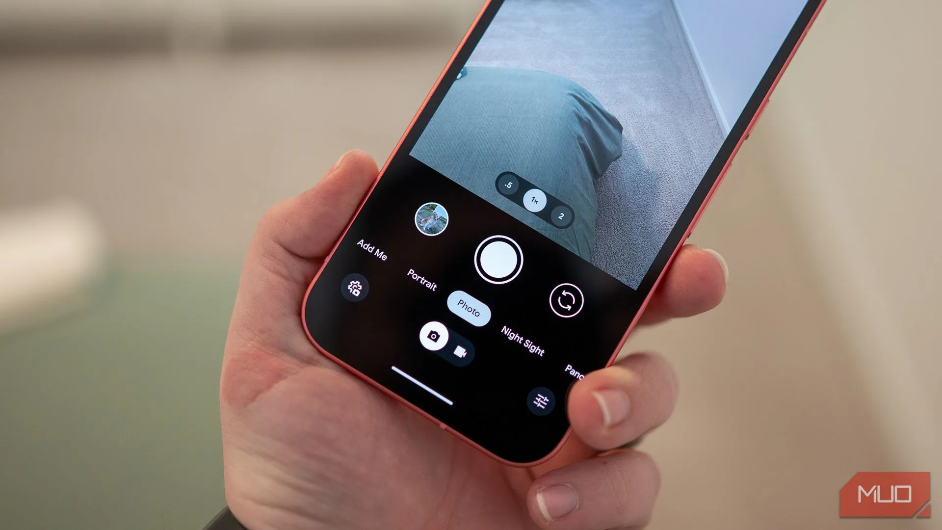 Giao diện điều khiển camera và các tùy chọn chụp ảnh trên điện thoại Google Pixel 9a.