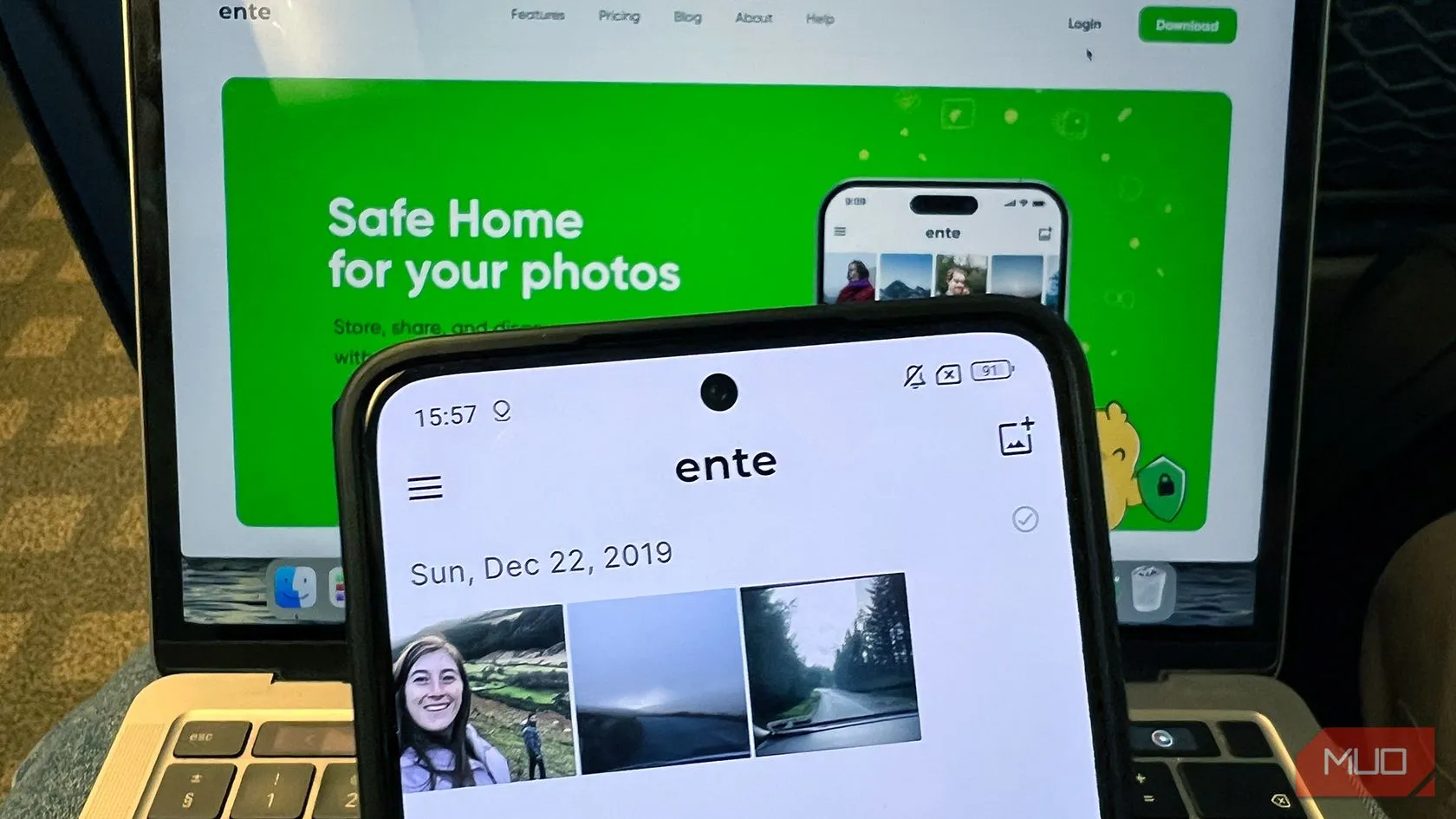 Giao diện Ente Photos trên điện thoại Android và máy tính MacBook, minh họa tính năng lưu trữ ảnh riêng tư