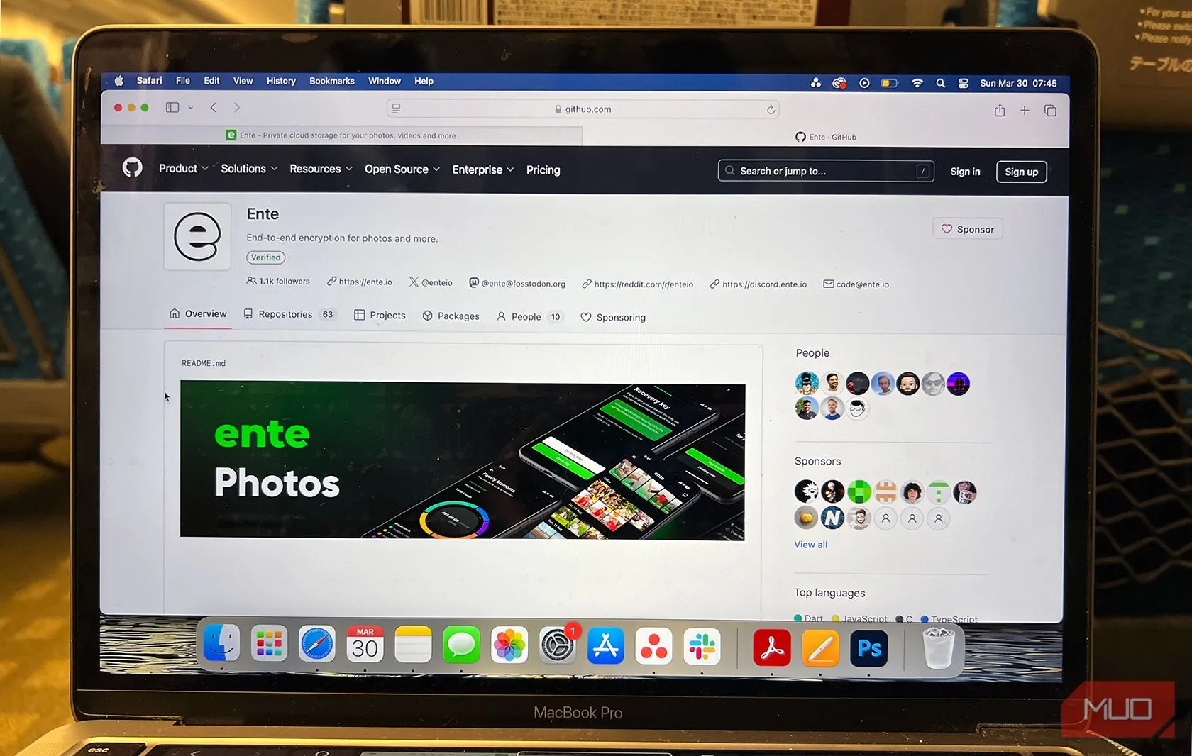 Giao diện Ente Photos trên GitHub, thể hiện tính chất mã nguồn mở và khả năng tự host trên máy chủ cá nhân