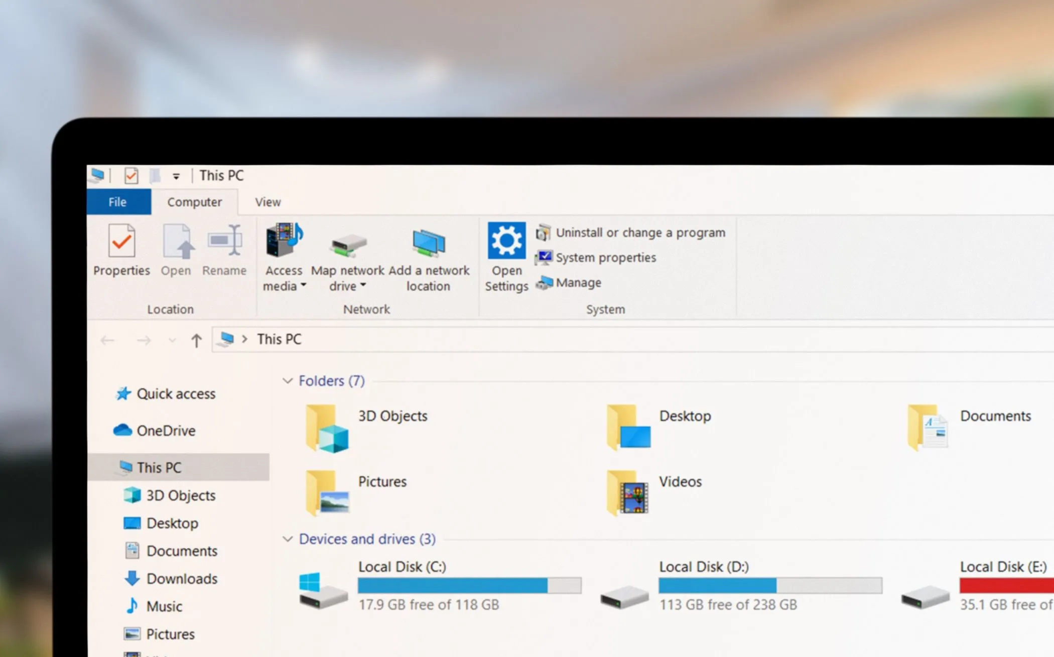 Giao diện File Explorer Windows hiển thị trên màn hình laptop, minh họa tính năng điều hướng dễ dàng.