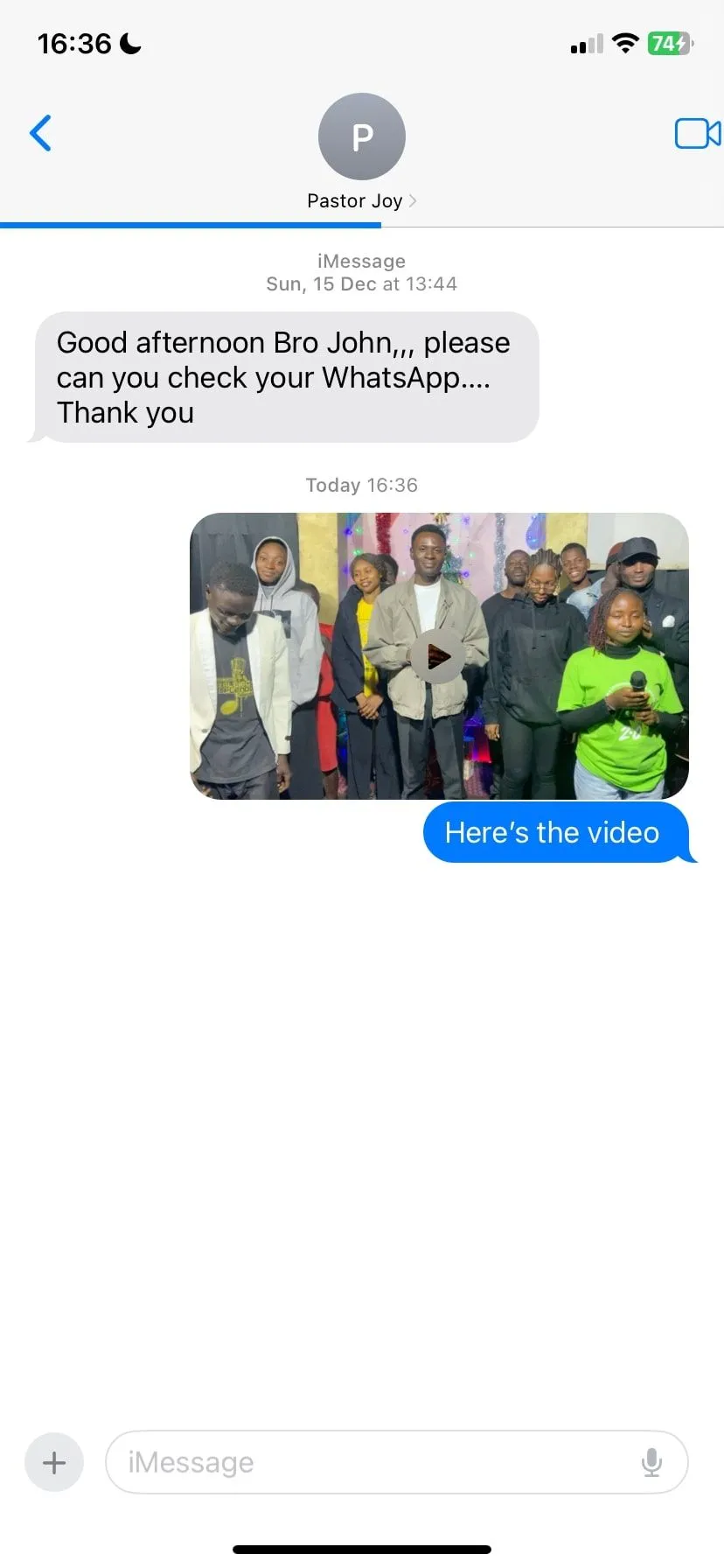 Giao diện iMessage đang gửi video, minh họa vấn đề nén chất lượng