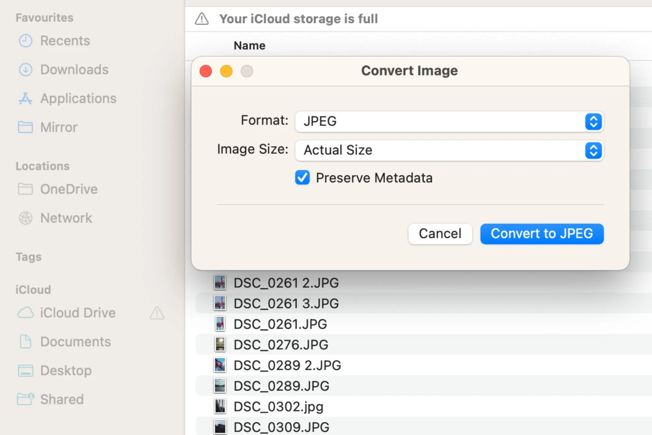 Giao diện macOS hiển thị tùy chọn &quot;Chuyển đổi hình ảnh&quot; trong Quick Actions, với hộp kiểm &quot;Giữ siêu dữ liệu&quot; được bỏ chọn.