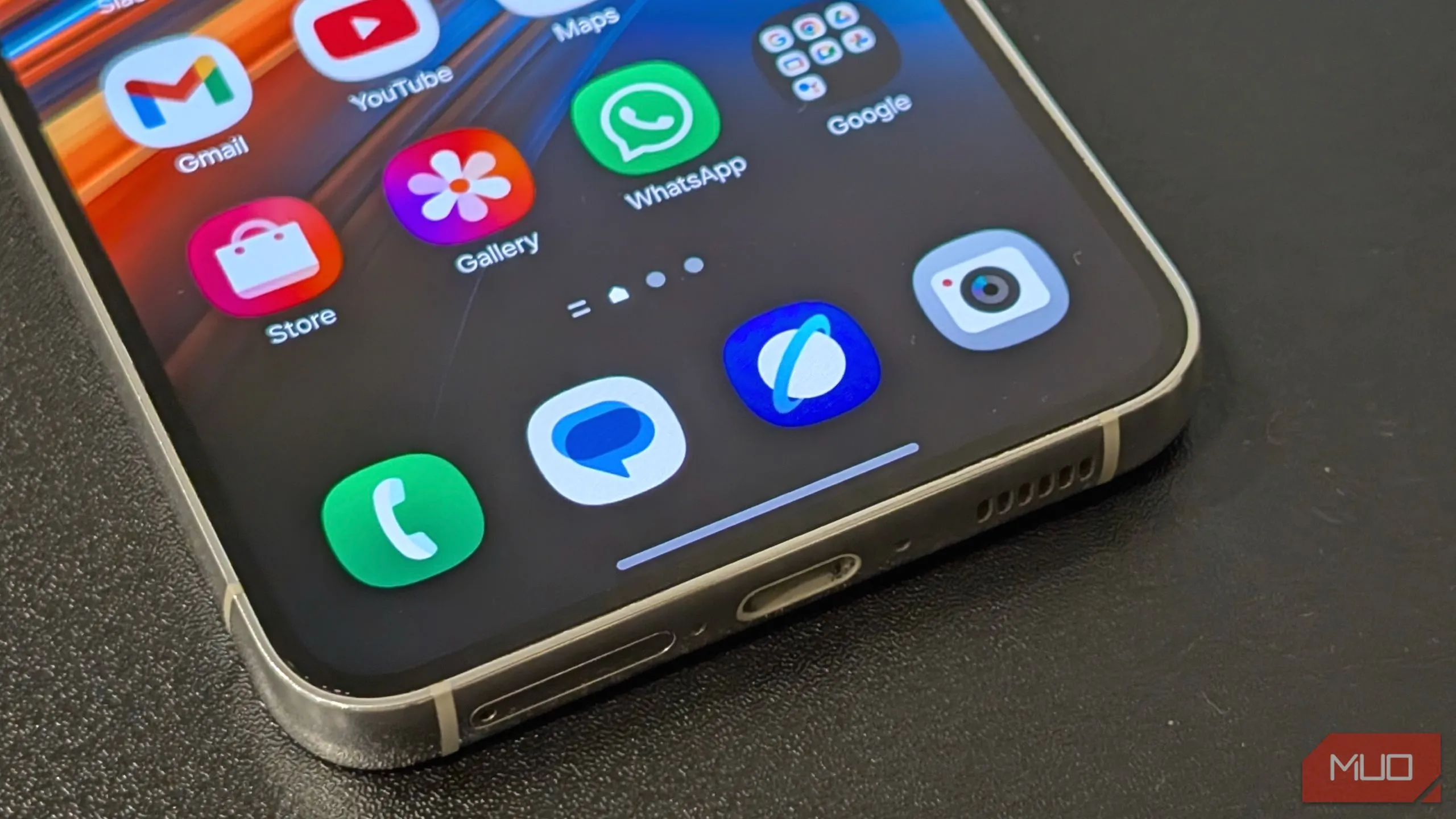 Giao diện màn hình chính của điện thoại Samsung Galaxy hiển thị các ứng dụng trùng lặp như Samsung Internet và Chrome, minh họa vấn đề ứng dụng kép gây rối loạn trải nghiệm người dùng.