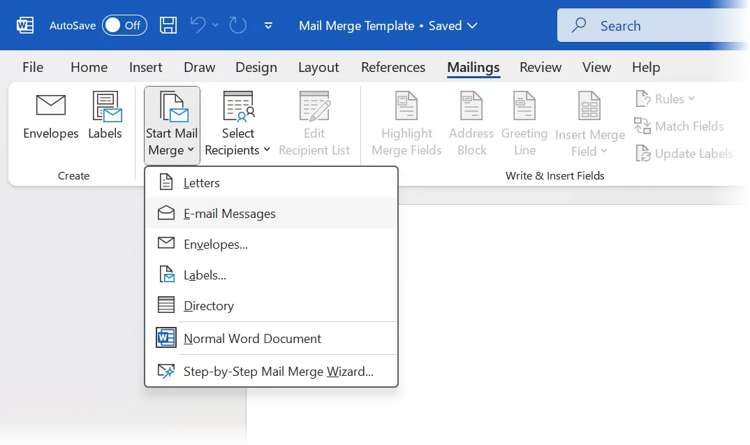 Giao diện Microsoft Word hiển thị tab Mailings và tùy chọn Start Mail Merge để bắt đầu quy trình trộn thư