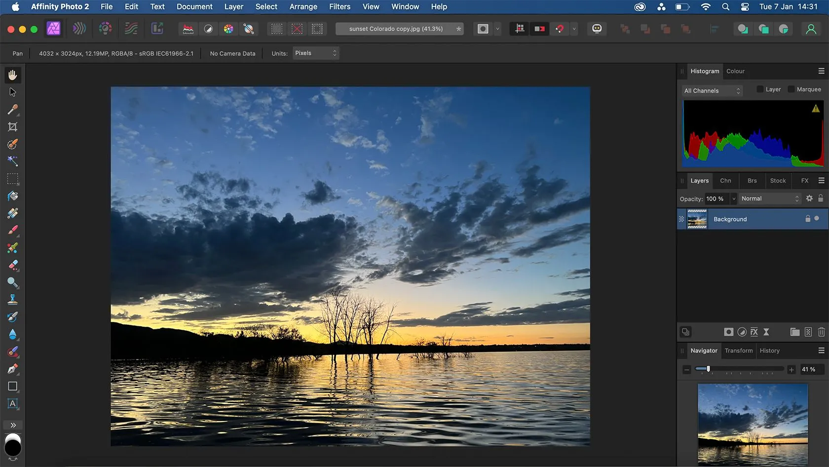 Giao diện phần mềm Affinity Photo hiển thị các bảng điều khiển bên phải và thanh công cụ bên trái tương tự Photoshop