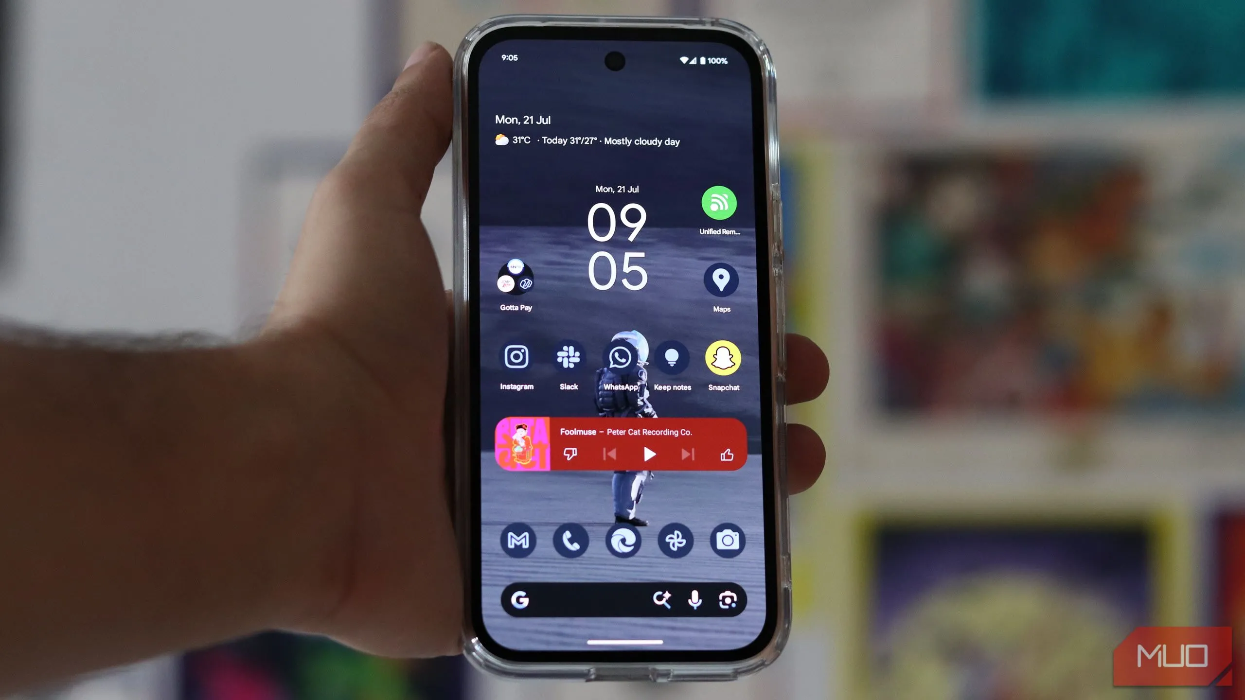 Giao diện Pixel Launcher trên điện thoại Pixel 9a, thể hiện sự tối giản và tiện ích &quot;Trong nháy mắt&quot; (At a Glance).