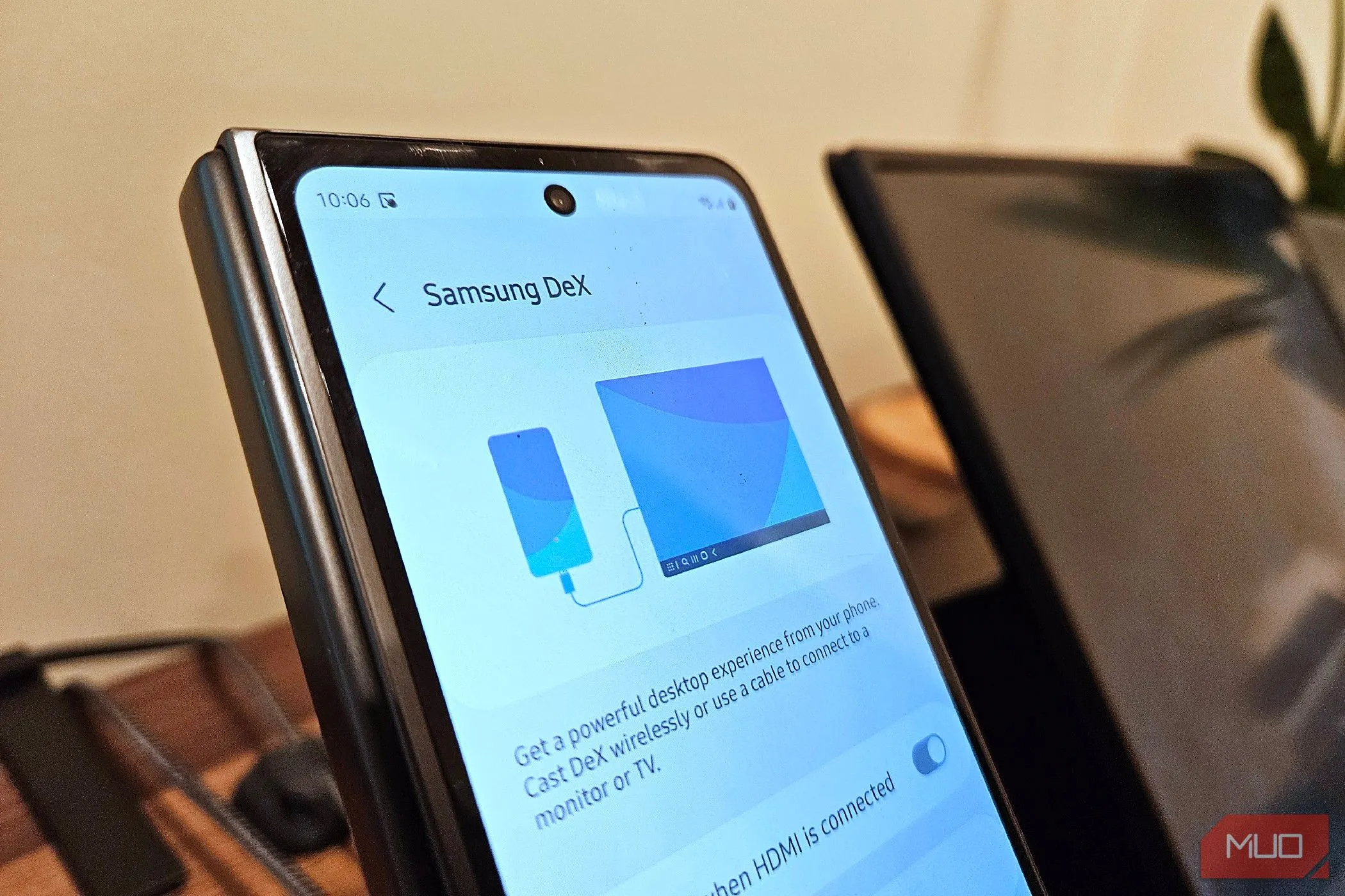 Giao diện Samsung DeX trên Galaxy Z Fold 5 kết nối với màn hình di động, minh họa làm việc từ điện thoại.