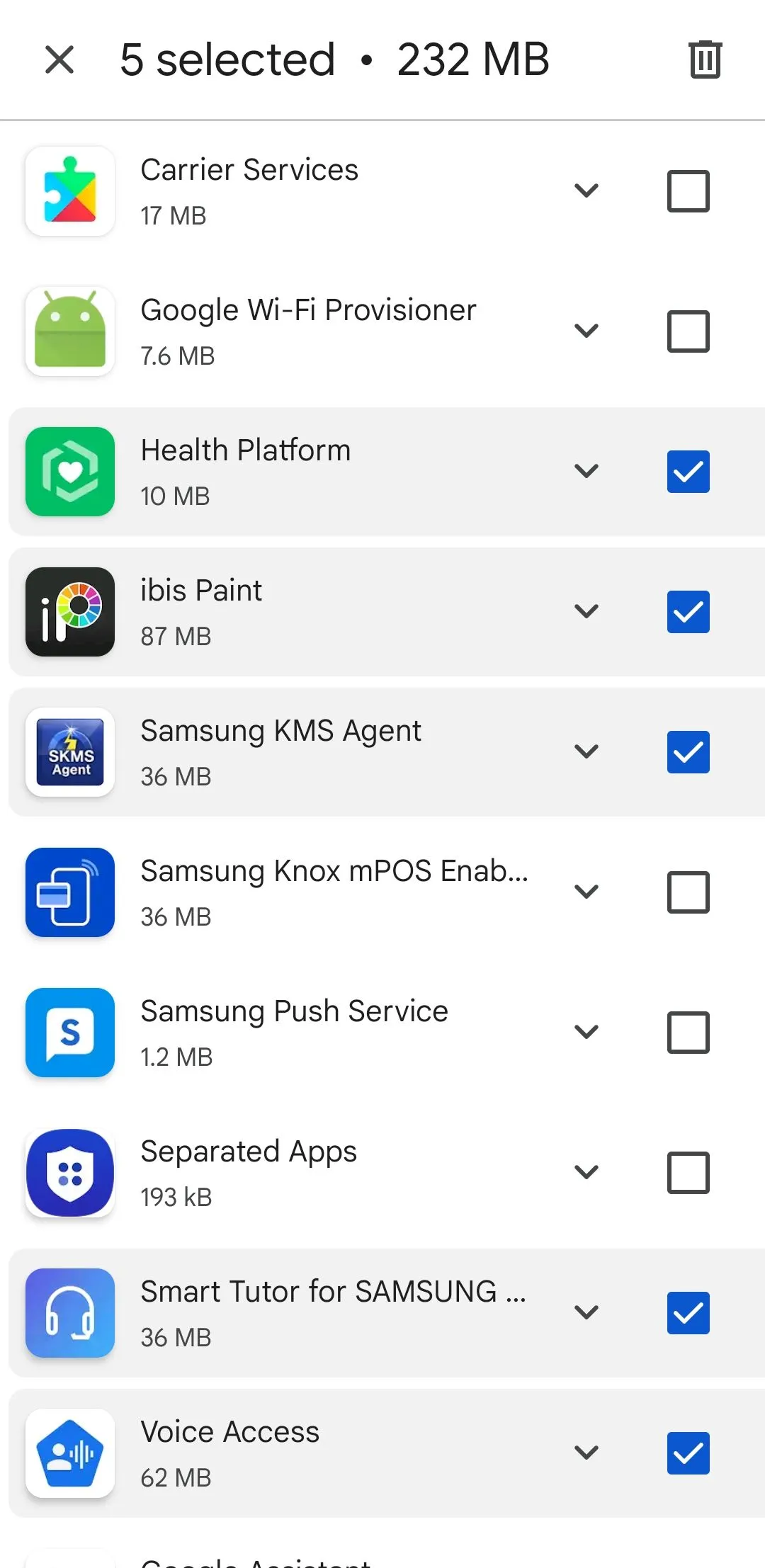 Giao diện tab &quot;Quản lý&quot; trong Google Play Store, hiển thị danh sách các ứng dụng đã cài đặt được chọn để gỡ bỏ hàng loạt nhằm giải phóng bộ nhớ.
