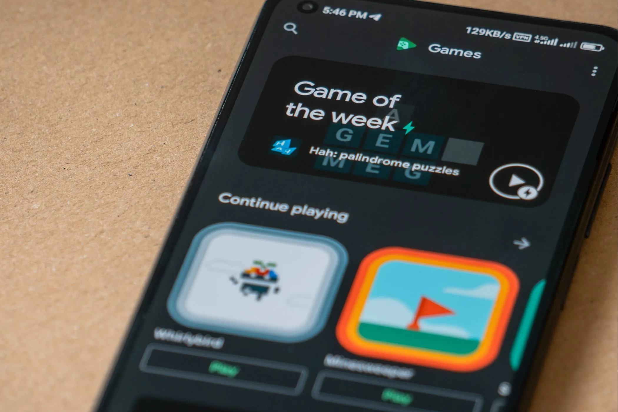 Giao diện tab trò chơi nổi bật trên Google Play Store, đối thủ chính của Amazon Appstore