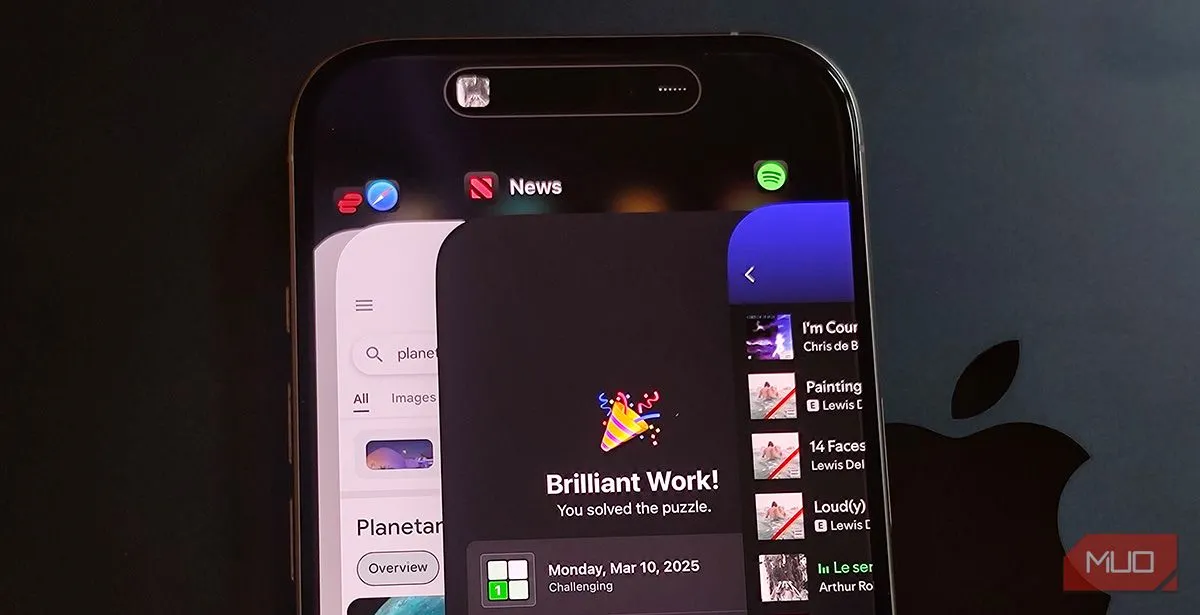 Giao diện trình chuyển đổi ứng dụng App Switcher trên iPhone 16 Pro, cho thấy các ứng dụng đang mở nhưng không có nút đóng tất cả