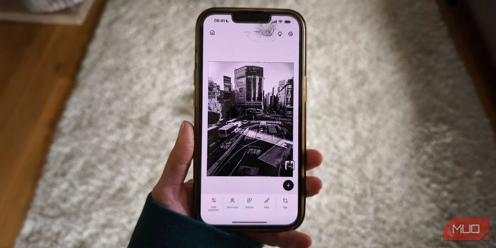 Giao diện ứng dụng Adobe Photoshop Mobile đang chạy trên iPhone, thể hiện khả năng chỉnh sửa ảnh chuyên nghiệp.