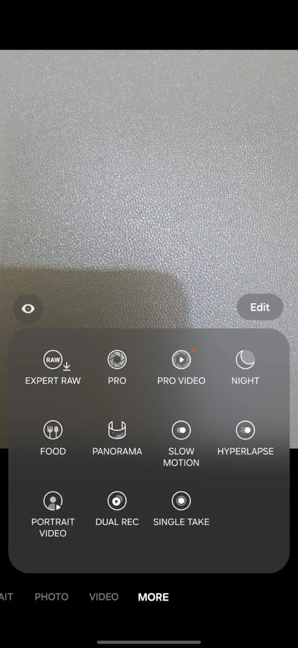 Giao diện ứng dụng Expert RAW trên điện thoại Samsung, hiển thị các tùy chọn chụp ảnh chuyên nghiệp và định dạng RAW.