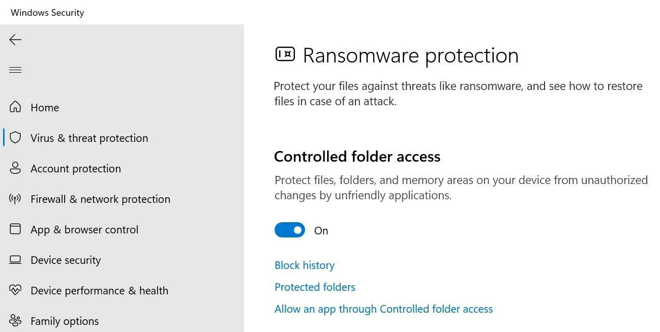 Giao diện Windows Security hiển thị cài đặt bật tính năng Controlled Folder Access để bảo vệ khỏi ransomware