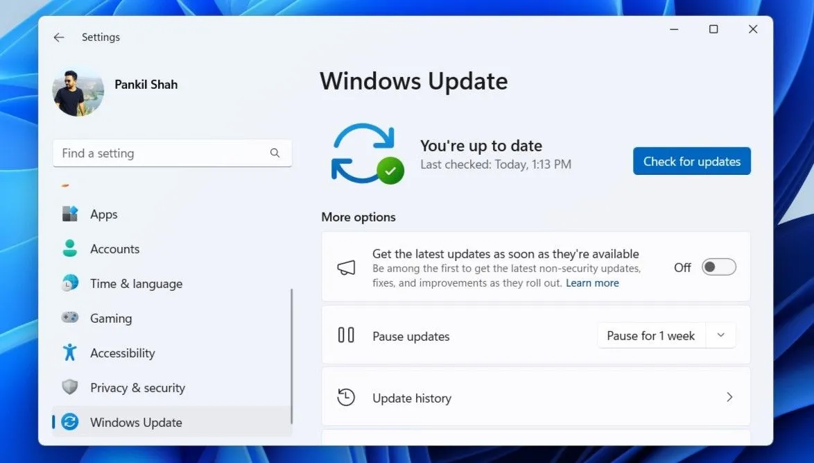 Giao diện Windows Update trong ứng dụng Cài đặt của Windows, hiển thị trạng thái cập nhật hệ điều hành