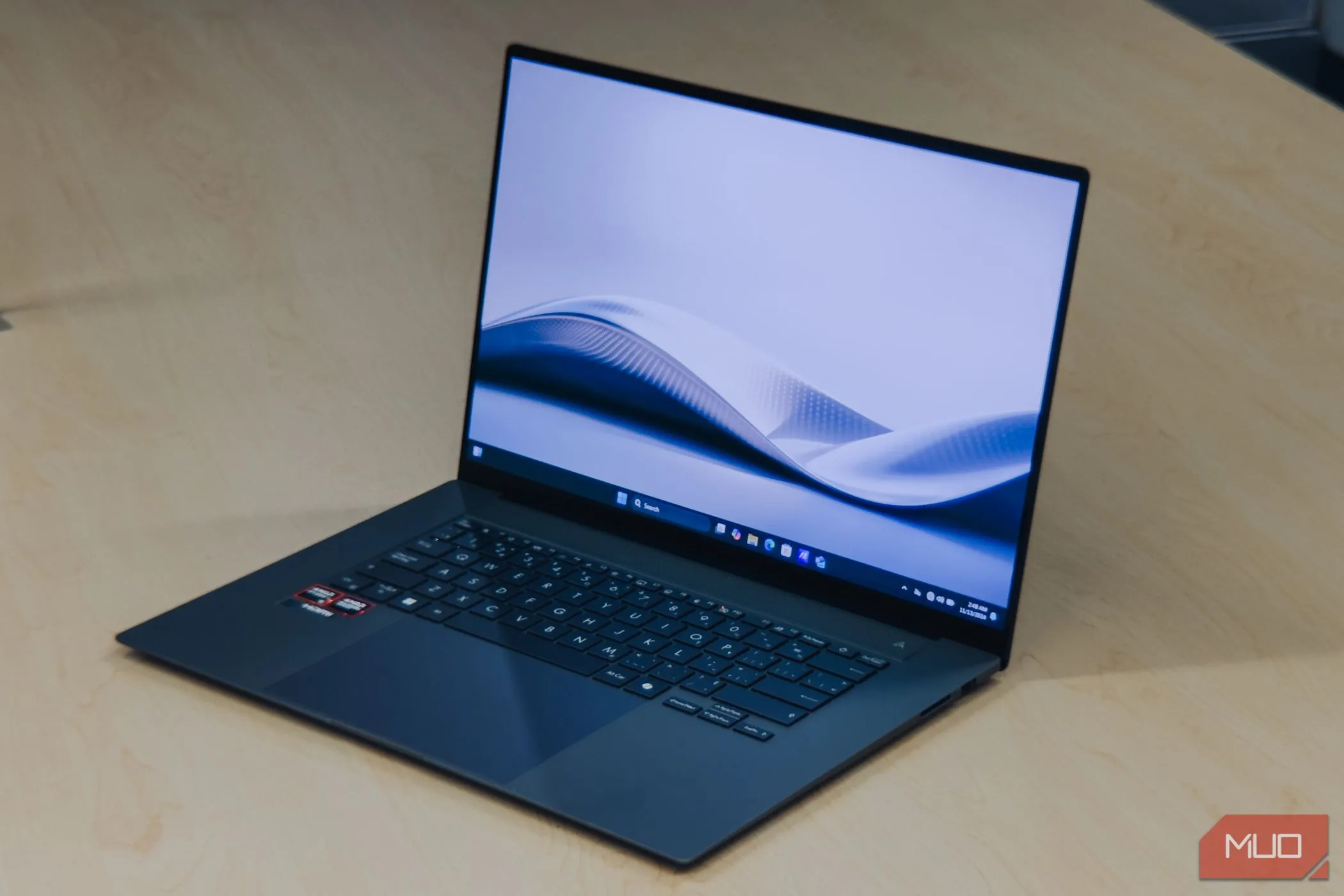 Góc nhìn nghiêng của màn hình ASUS Zenbook S 16 OLED trên bàn gỗ
