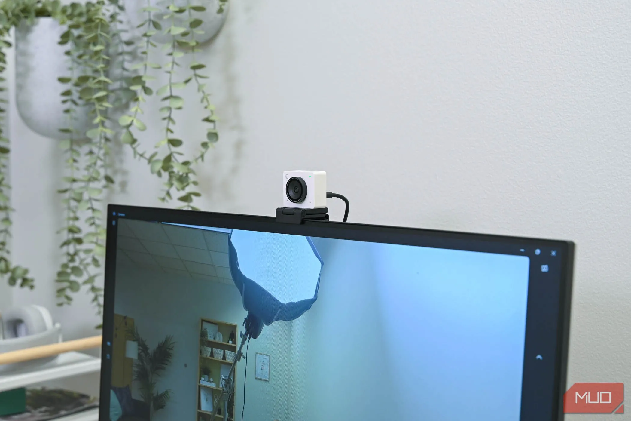 Góc nhìn rộng của webcam OBSBOT Meet 2 khi gắn trên màn hình, thể hiện khả năng thu hình bao quát